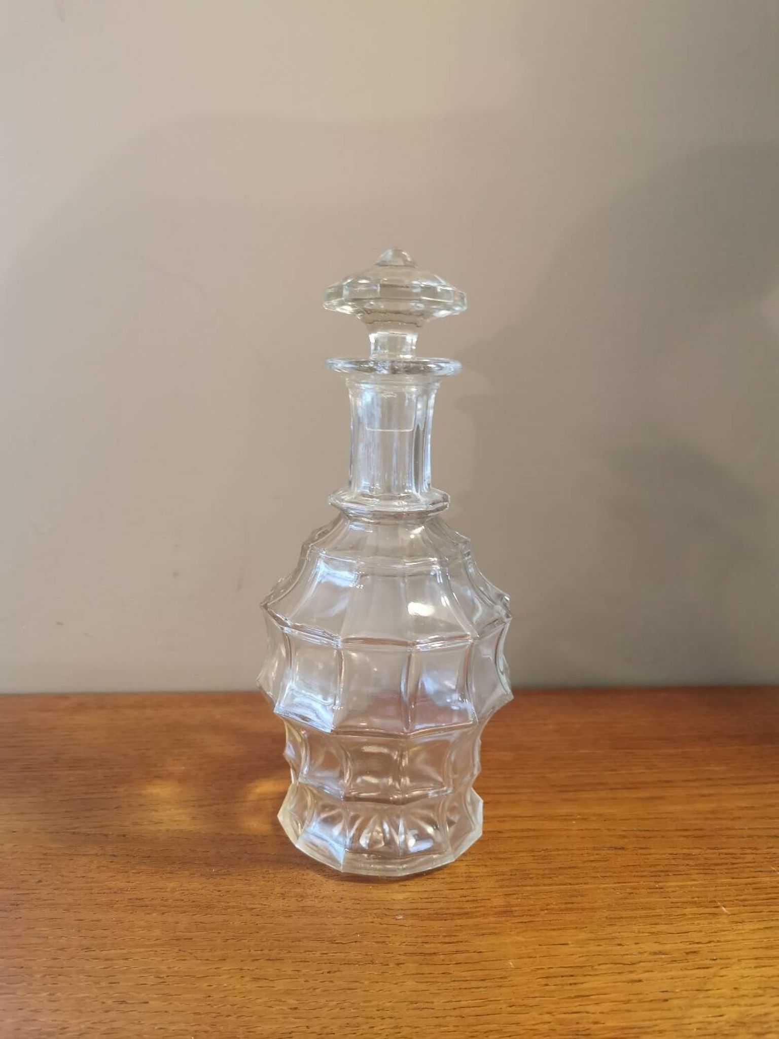 Carafe vintage en verre à facettes