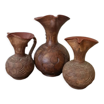 Set of chiselled terracotta jugs
