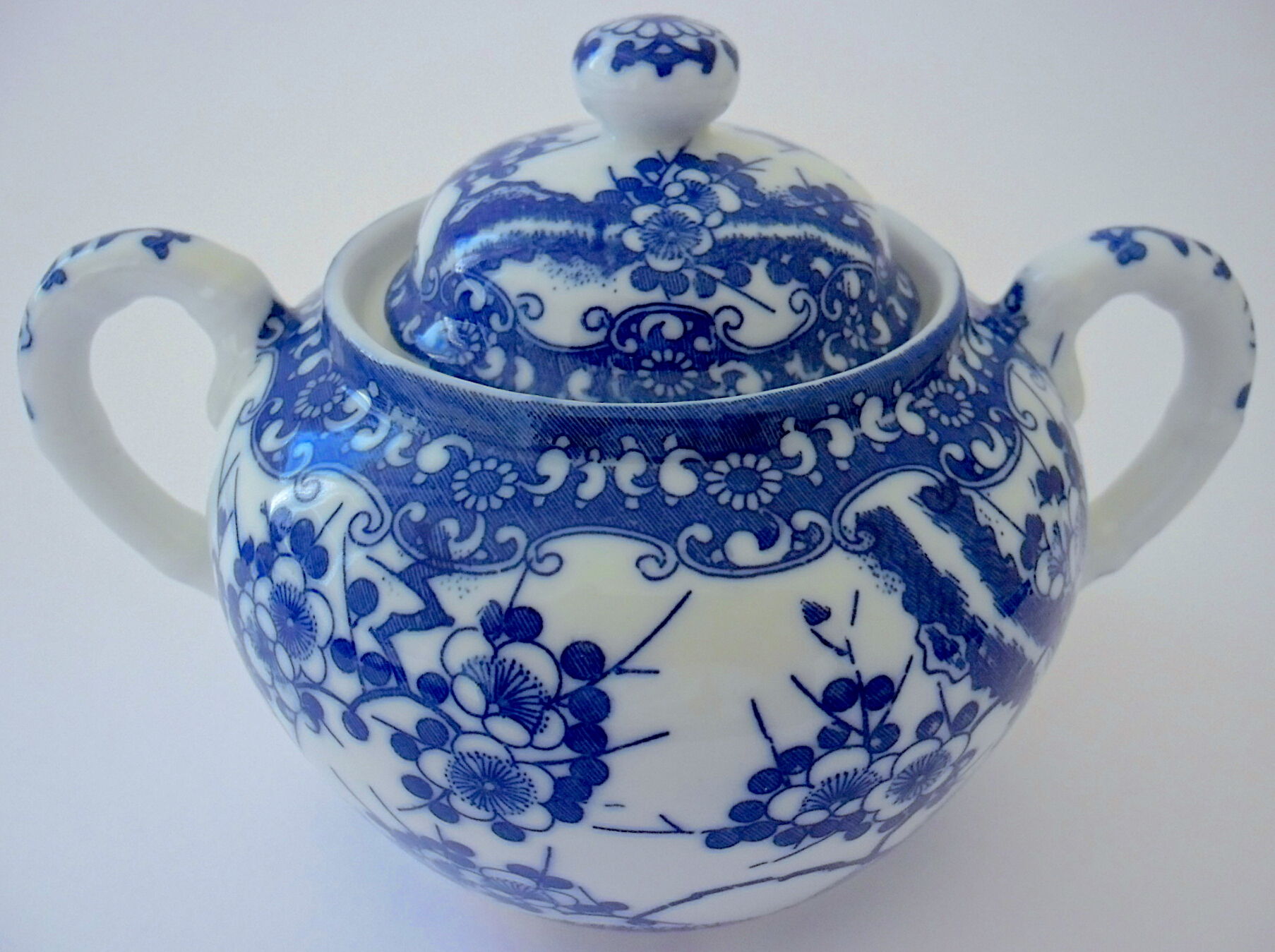 Covered sweetener with two handles in Japanese porcelain with blue camaïeu decoration