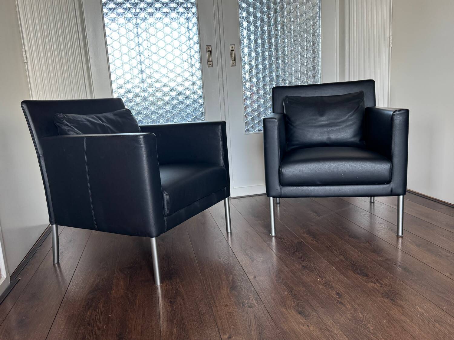 2 fauteuils de salon modernistes allemands en cuir noir et acier de Walter Knoll