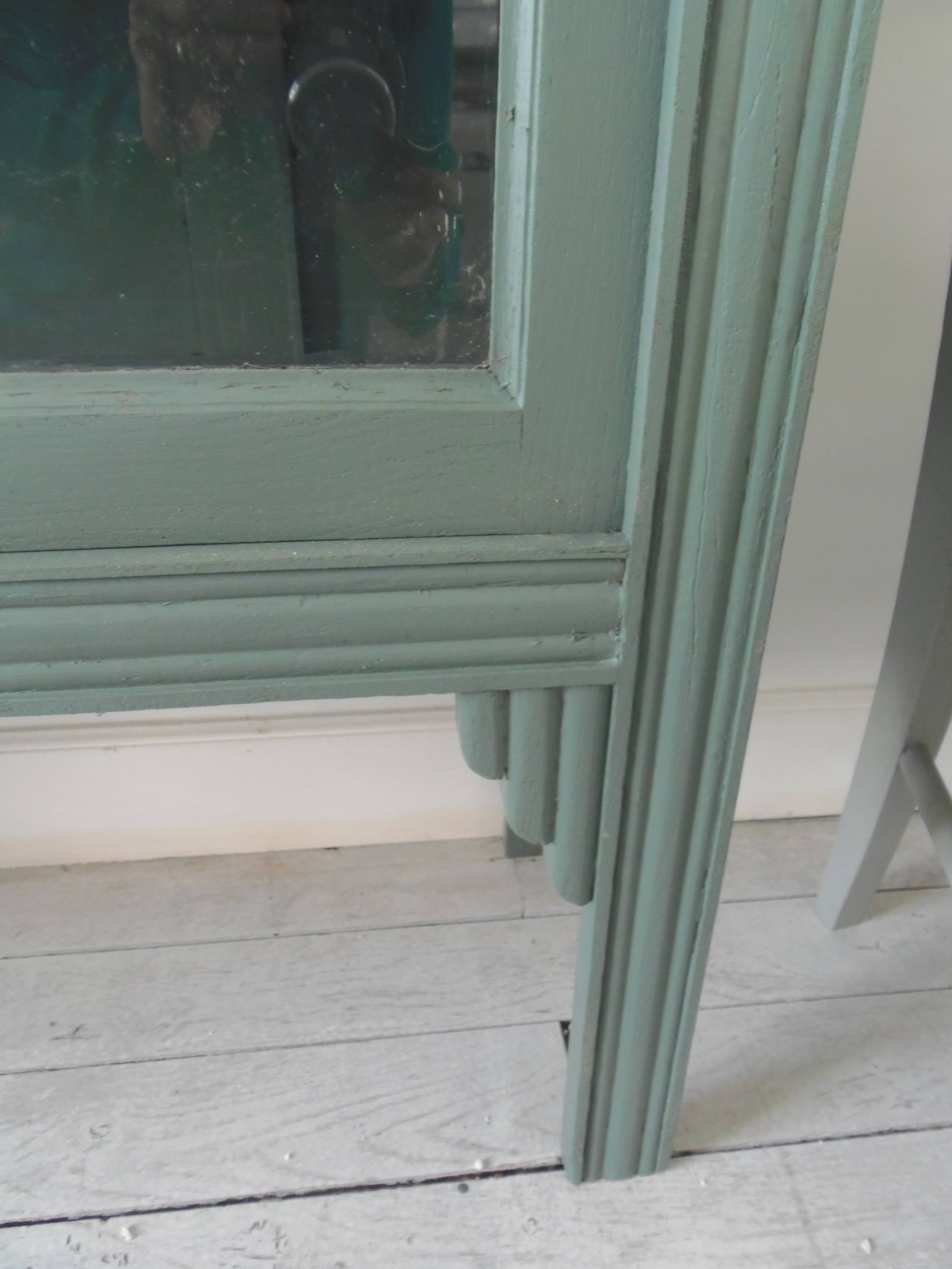 Console, sideboard, shallow display case sublimated in smoky green, wooden top.