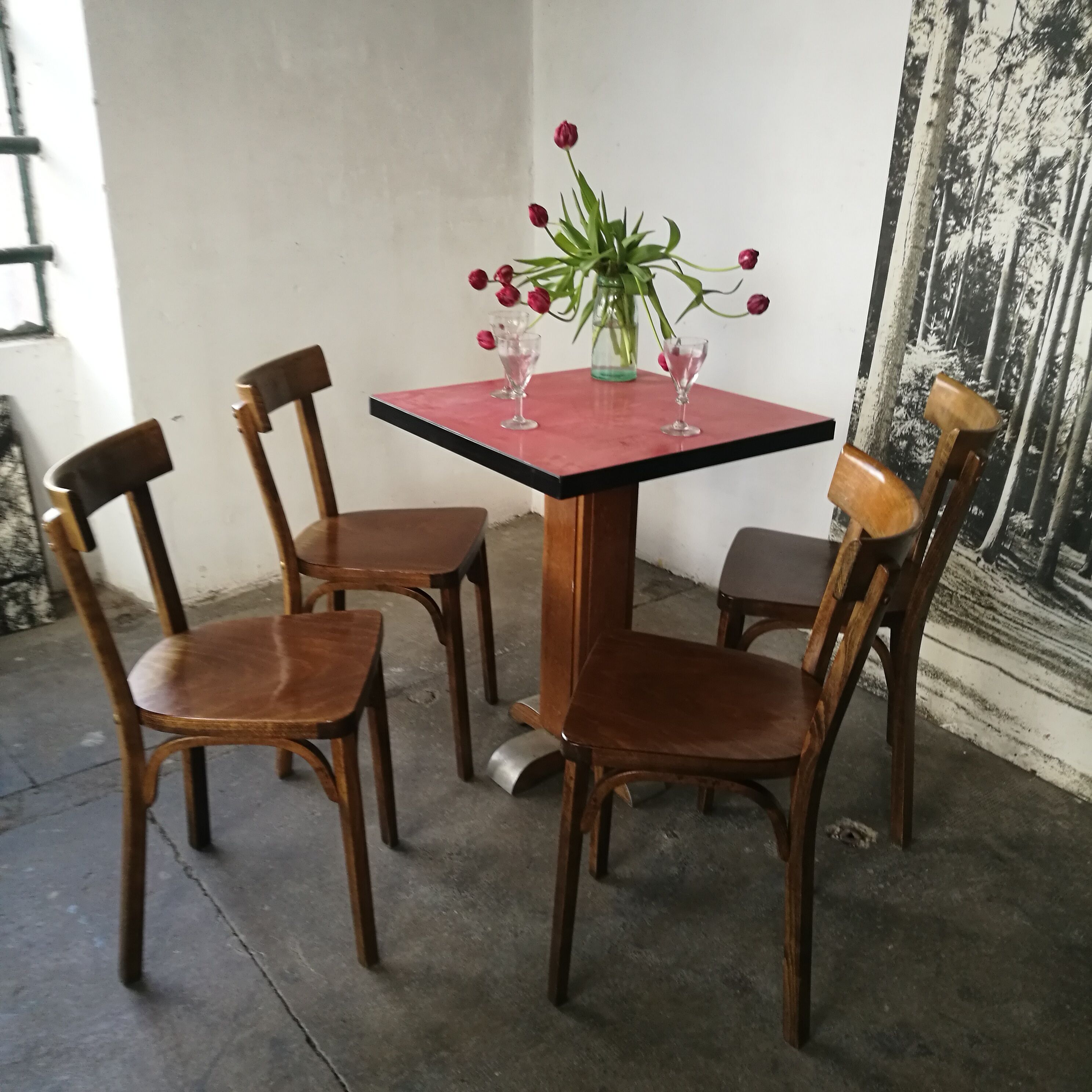 Set de 4 chaises bistrot en bois estampillées Baumann