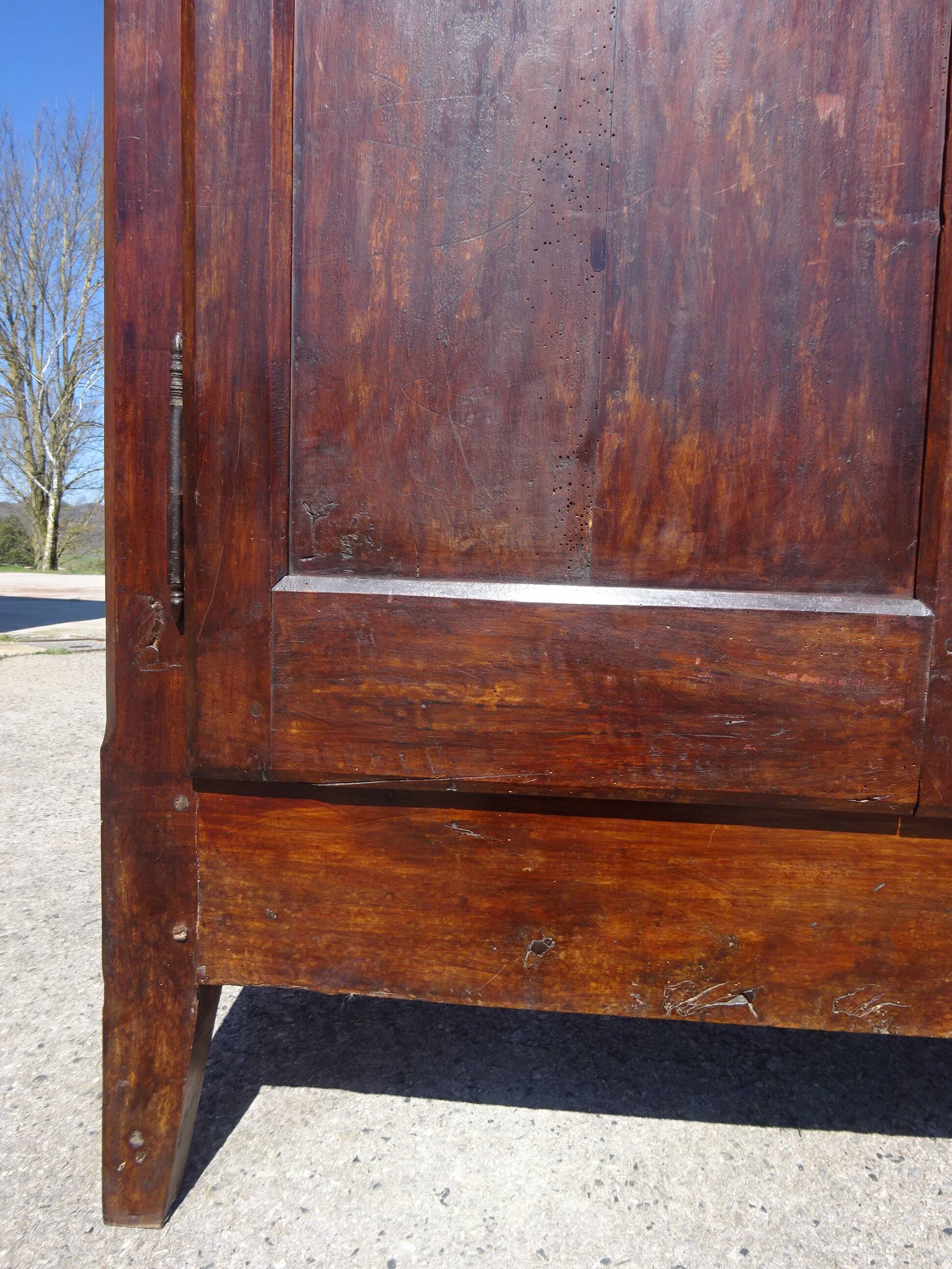 Ancienne armoire en noyer