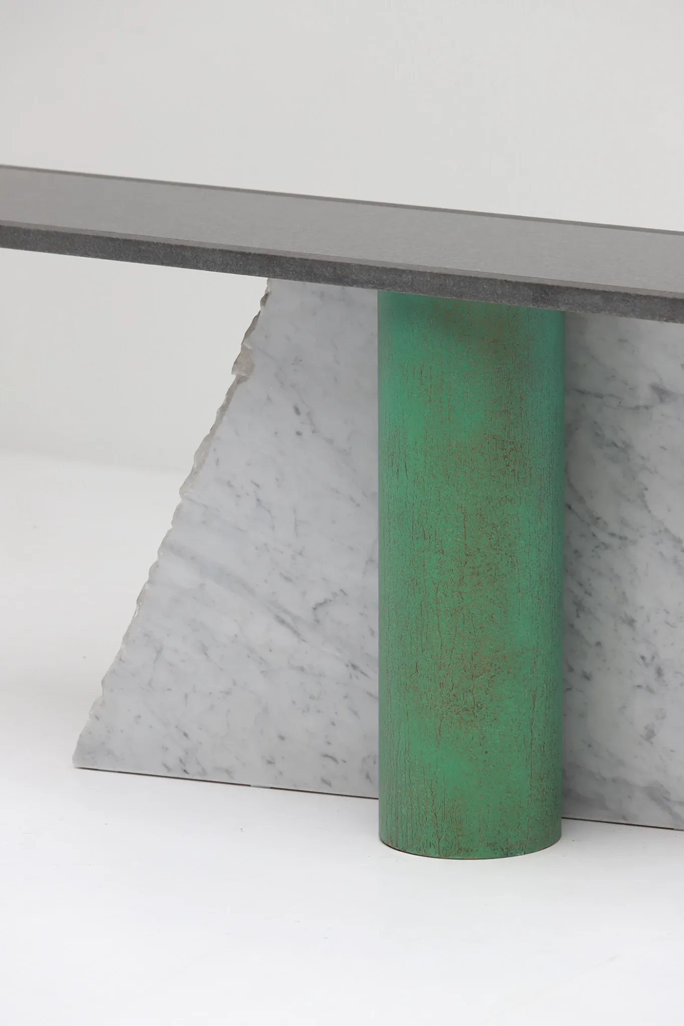 Lella et Massimo Vignelli — Console en ardoise et marbre “Ambiguità” 1983