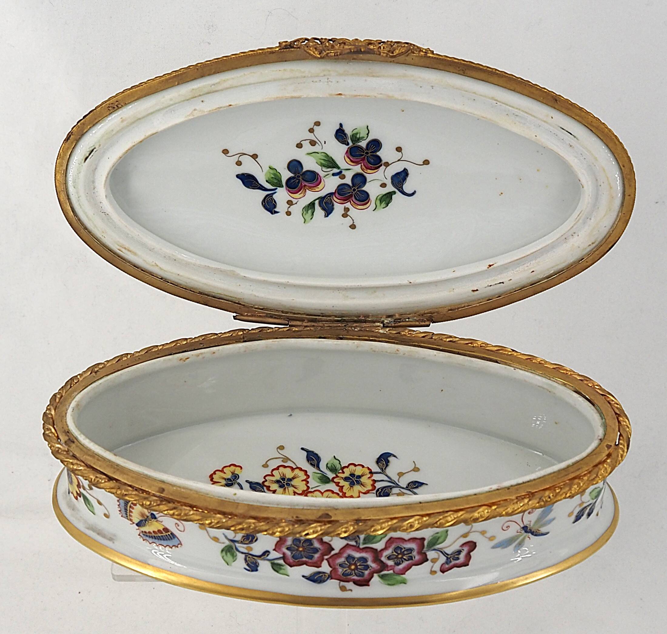 Le Tallec in Paris, porcelain bonbonnière, signed, in excellent condition.