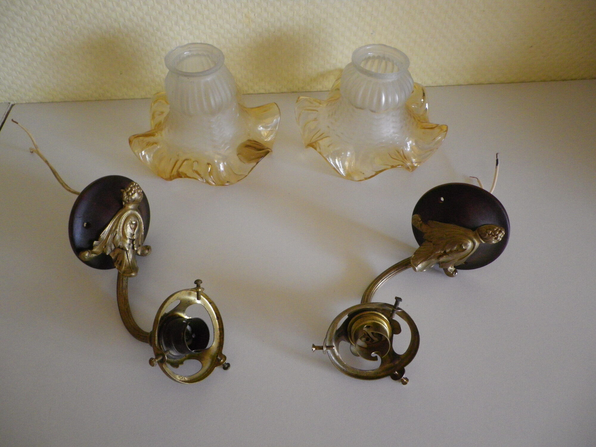 Wall lamps, opaque corolla and iridescent ochre lampshade, brass and wood support