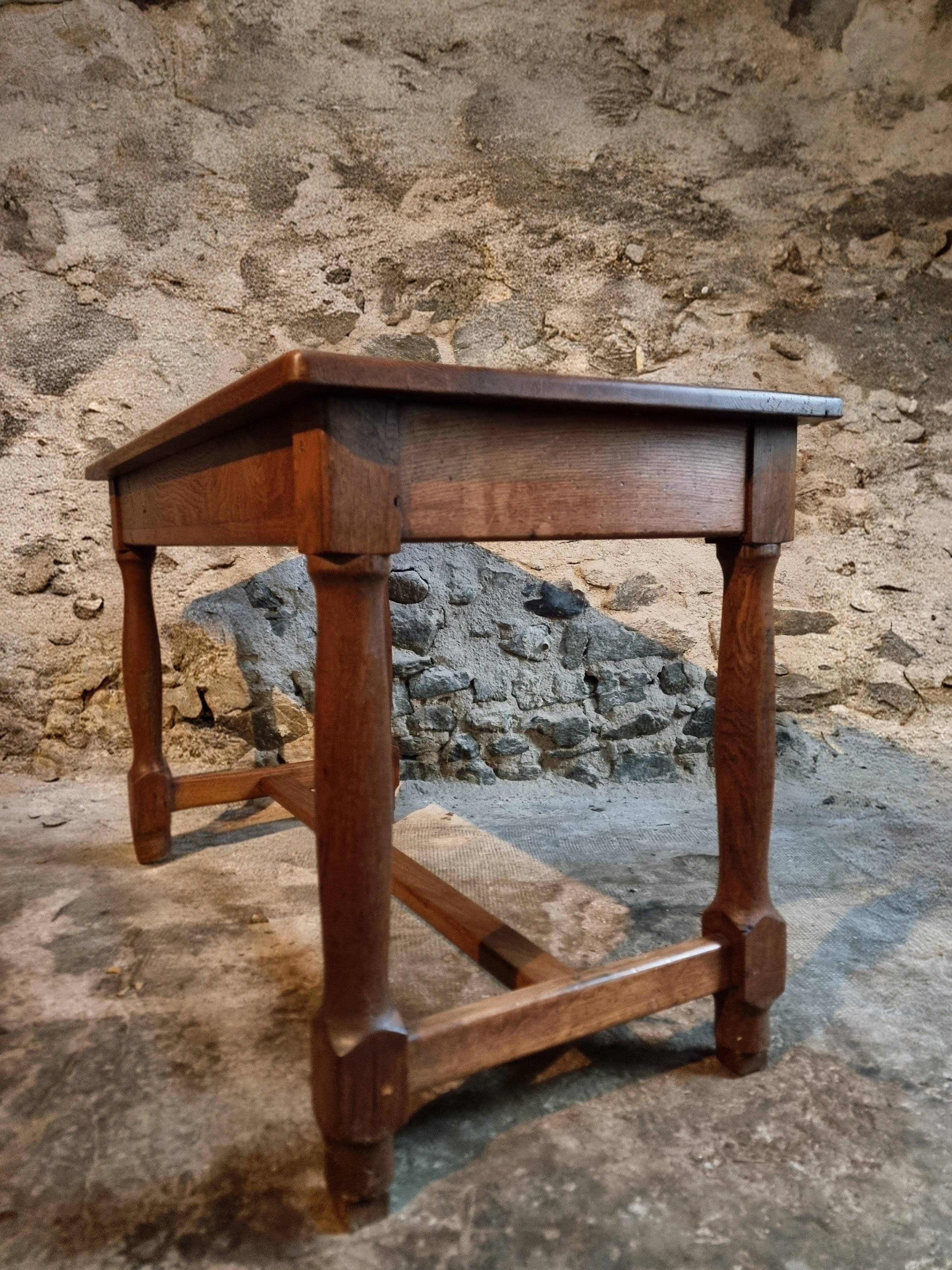 Antique French farmhouse table in oak (1780–1830) – Walnut legs – Rustic provincial dining table