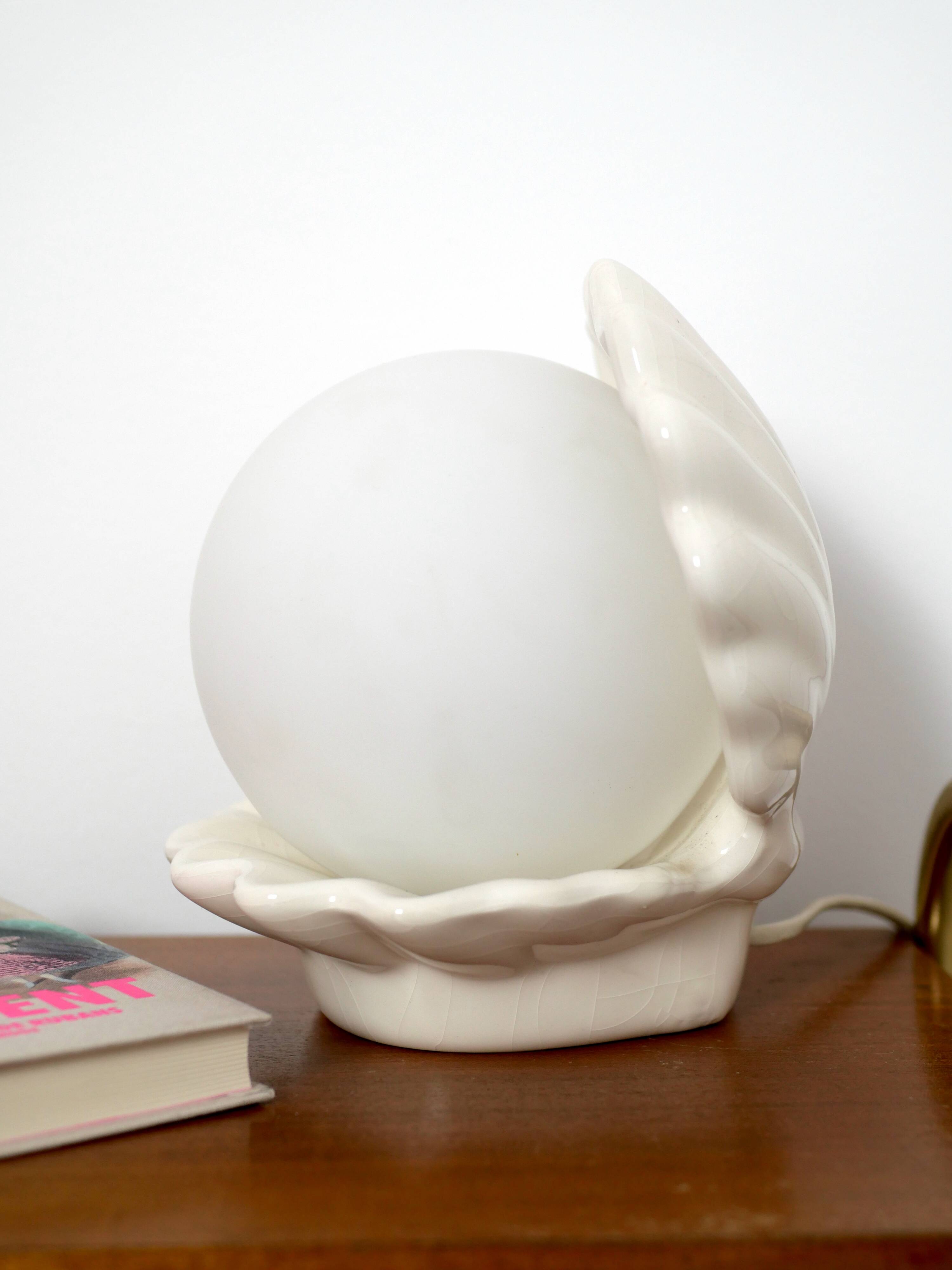 Lampe coquillage en céramique blanche
