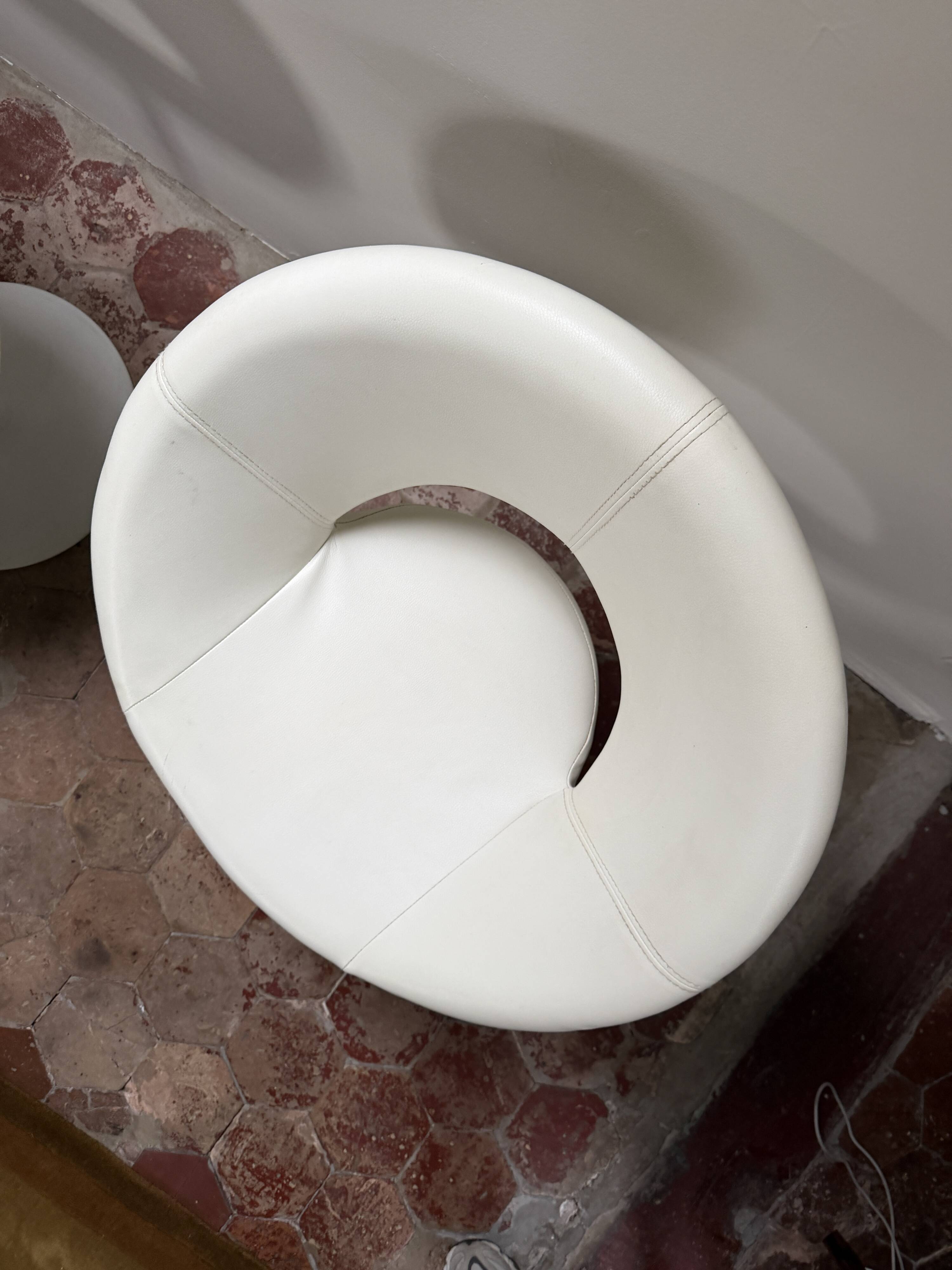 Pair of vintage white swivel armchairs in tulip style.