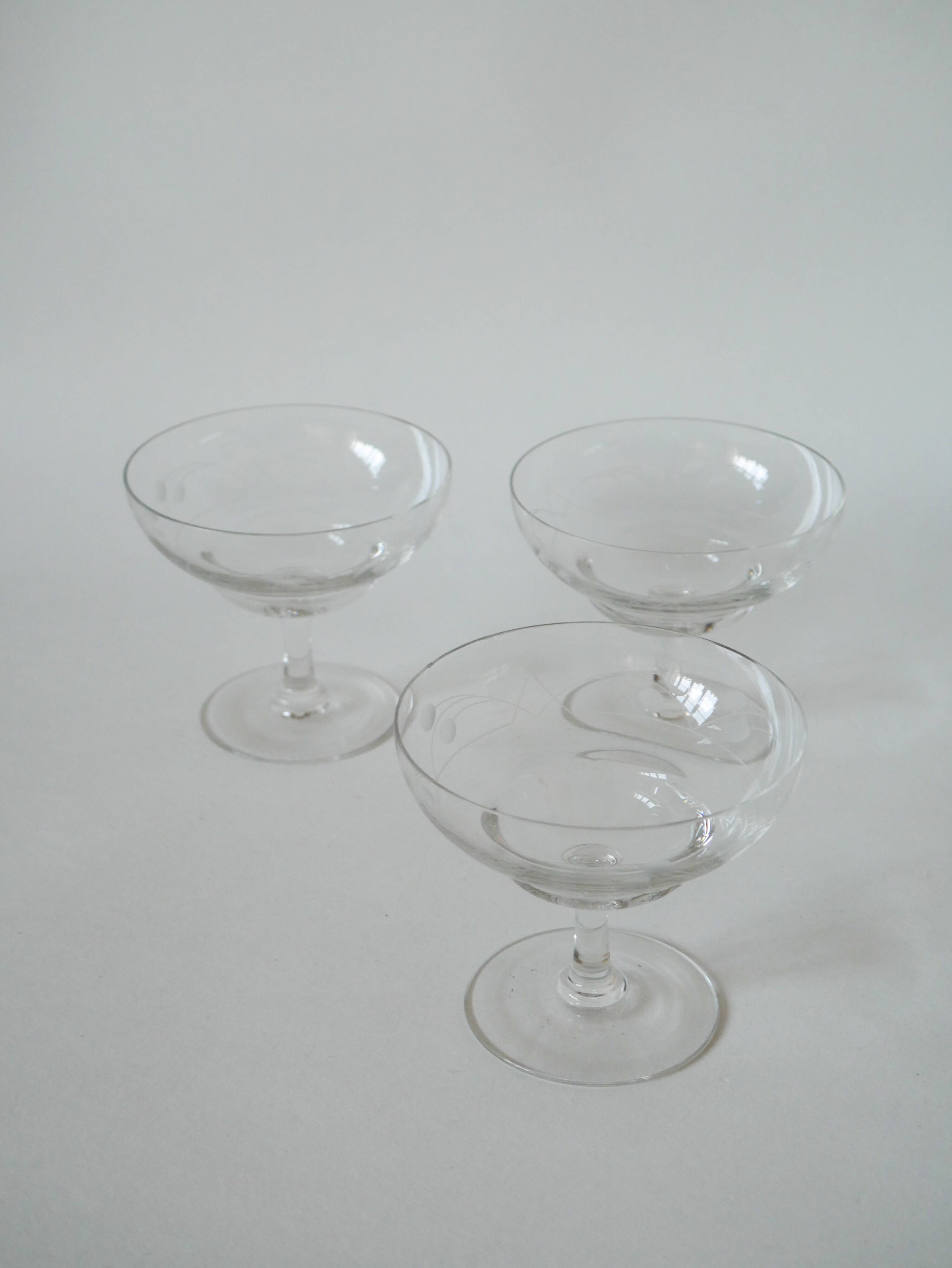 set of 4 engraved crystal champagne glasses 1950 8.5 x 10 cm
