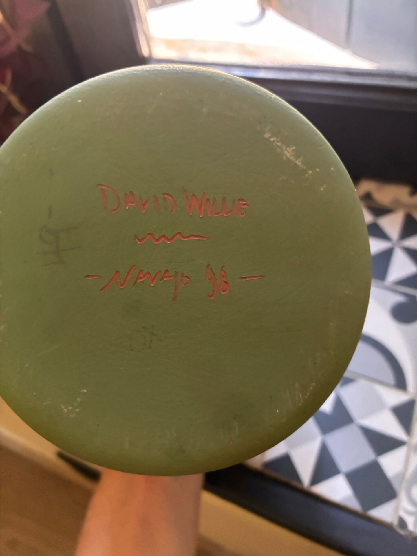 Navajo vase signed David Willie – 1998 – Traditional engraved pottery