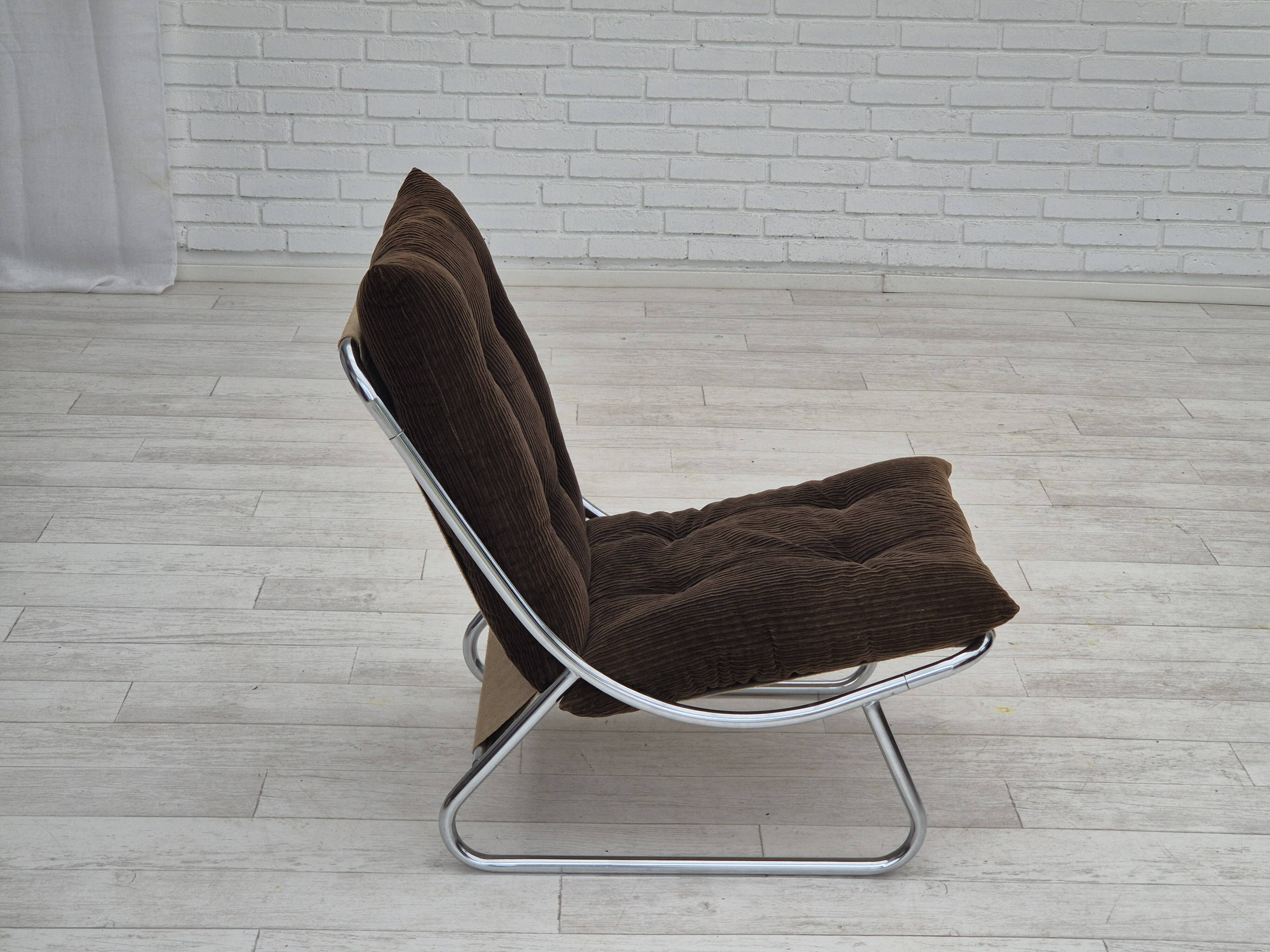 1970s, British design by Peter Hoyte, "Sling" lounge chair, corduroy, original condition.