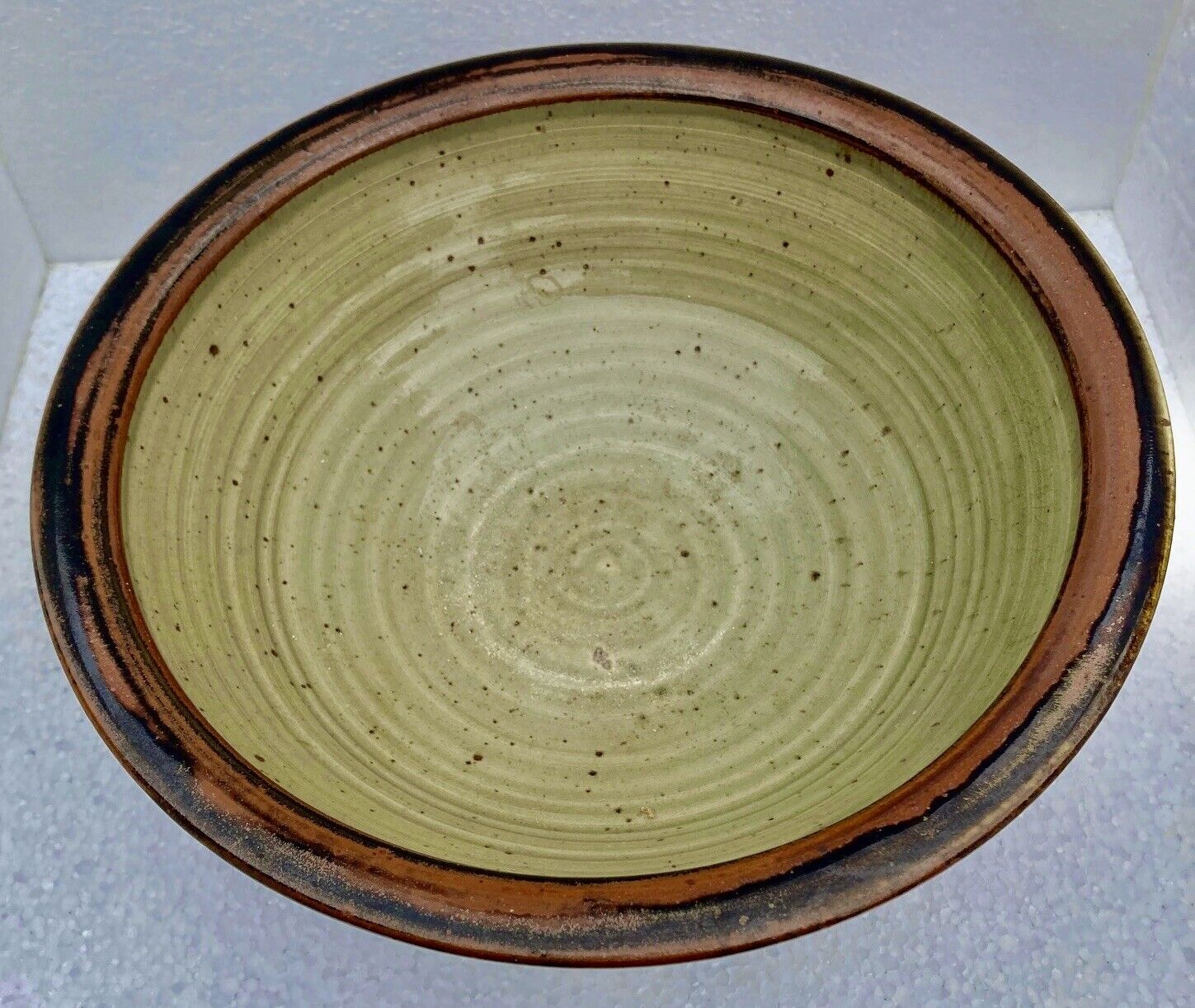 Fruit cup in polychrome glazed stoneware signature to identify