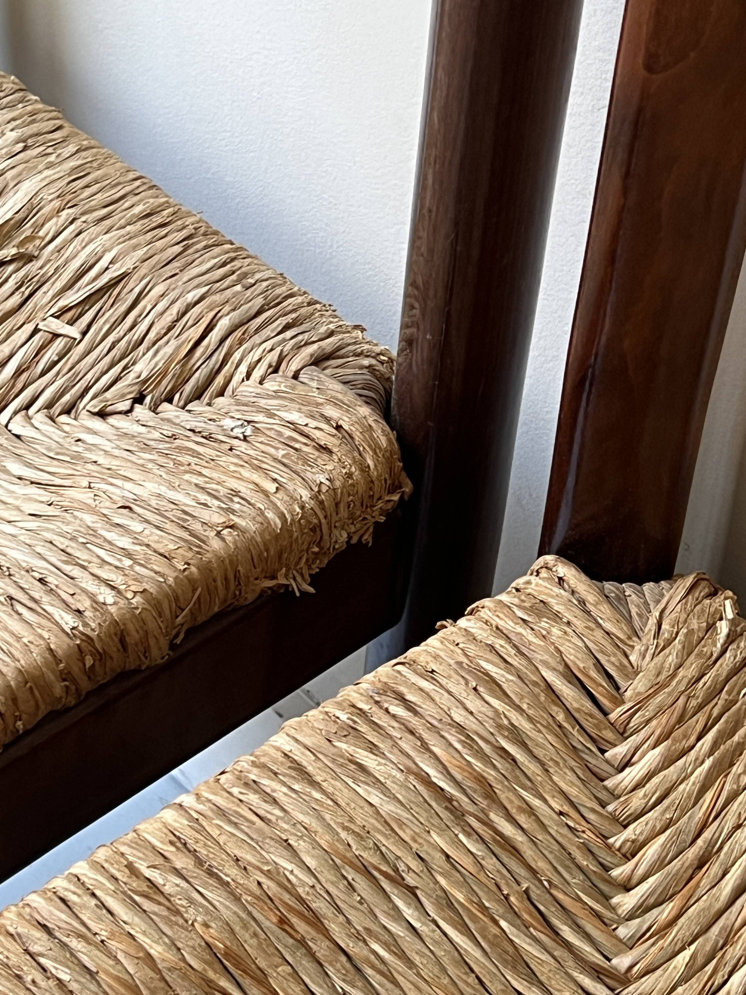 Lot of 4 modernist chairs in solid wood, leather and straw, Italy 1970.