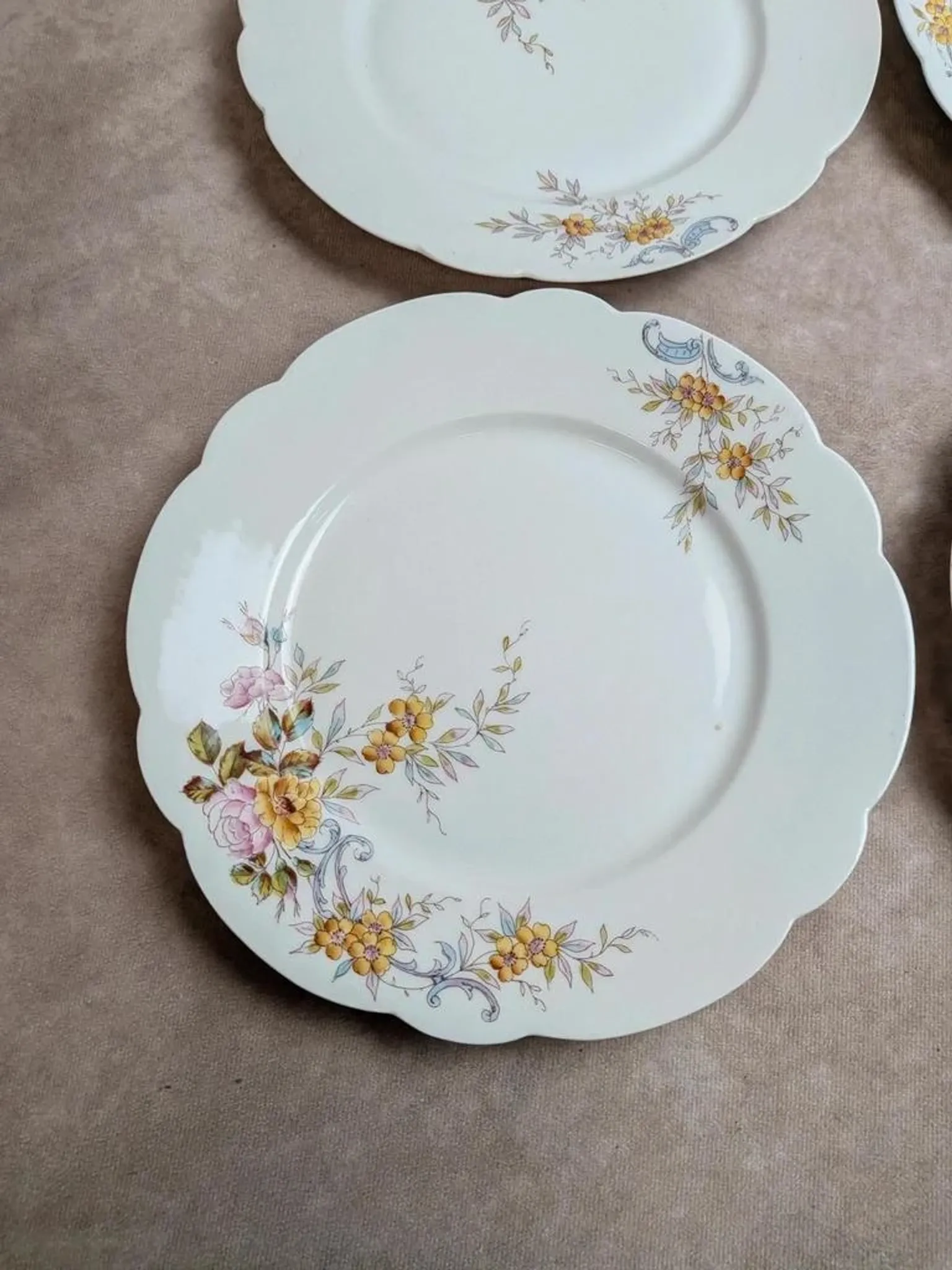 Set of 7 vintage flat plates in porcelain – Polychrome floral decoration