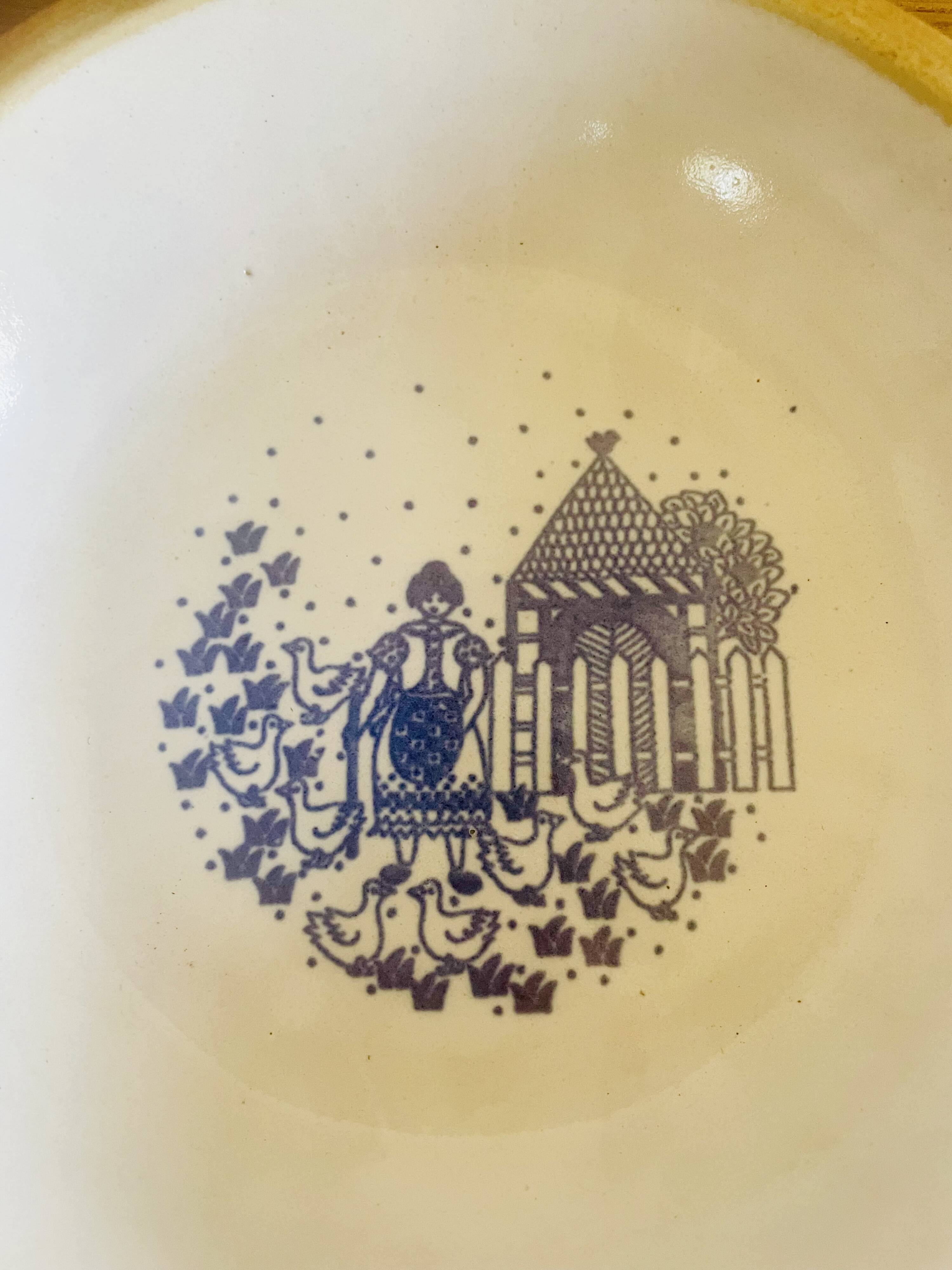 Assiette en grès et émail estampillée