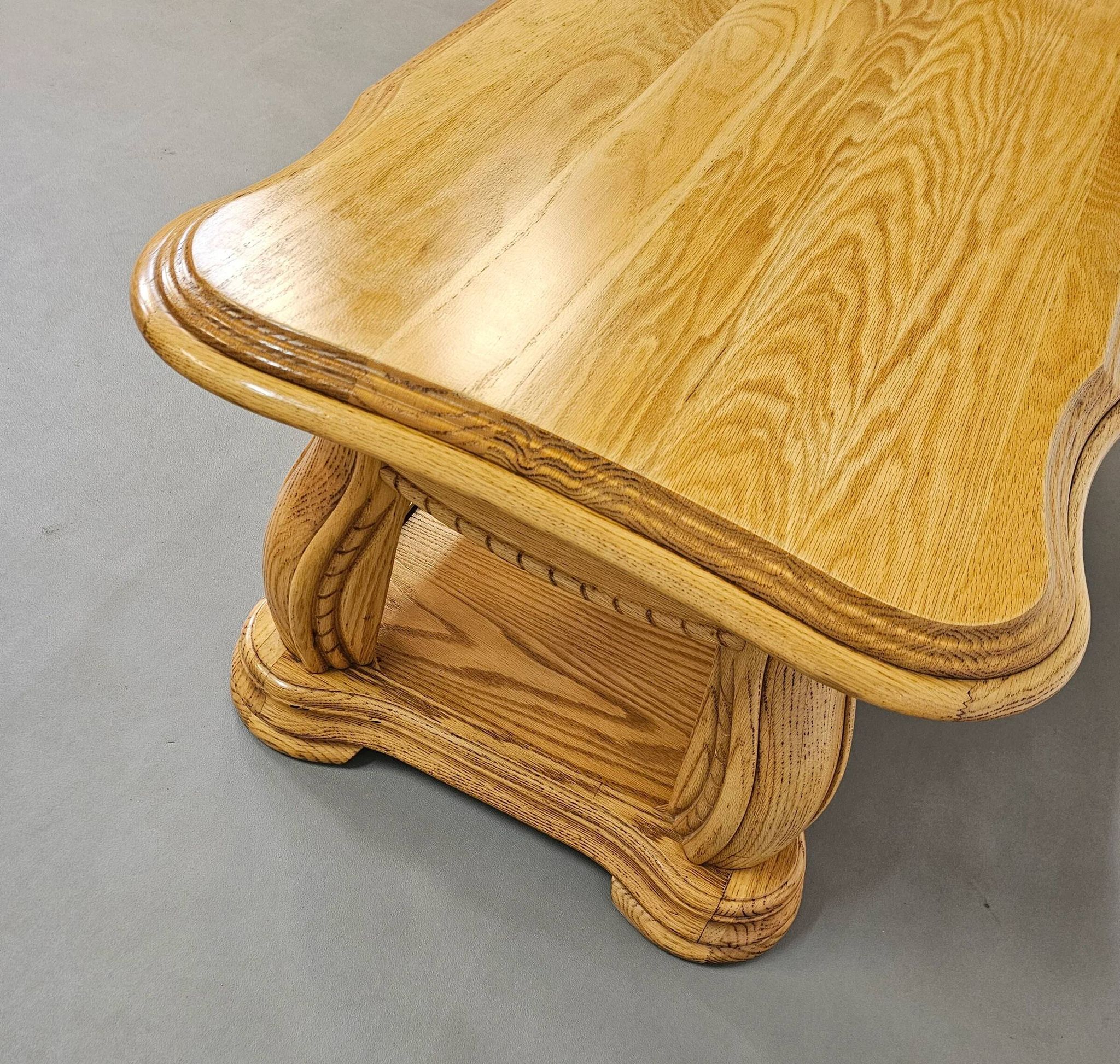 Table basse française en chêne massif des années 1970