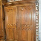 Armoire en chêne moulurée