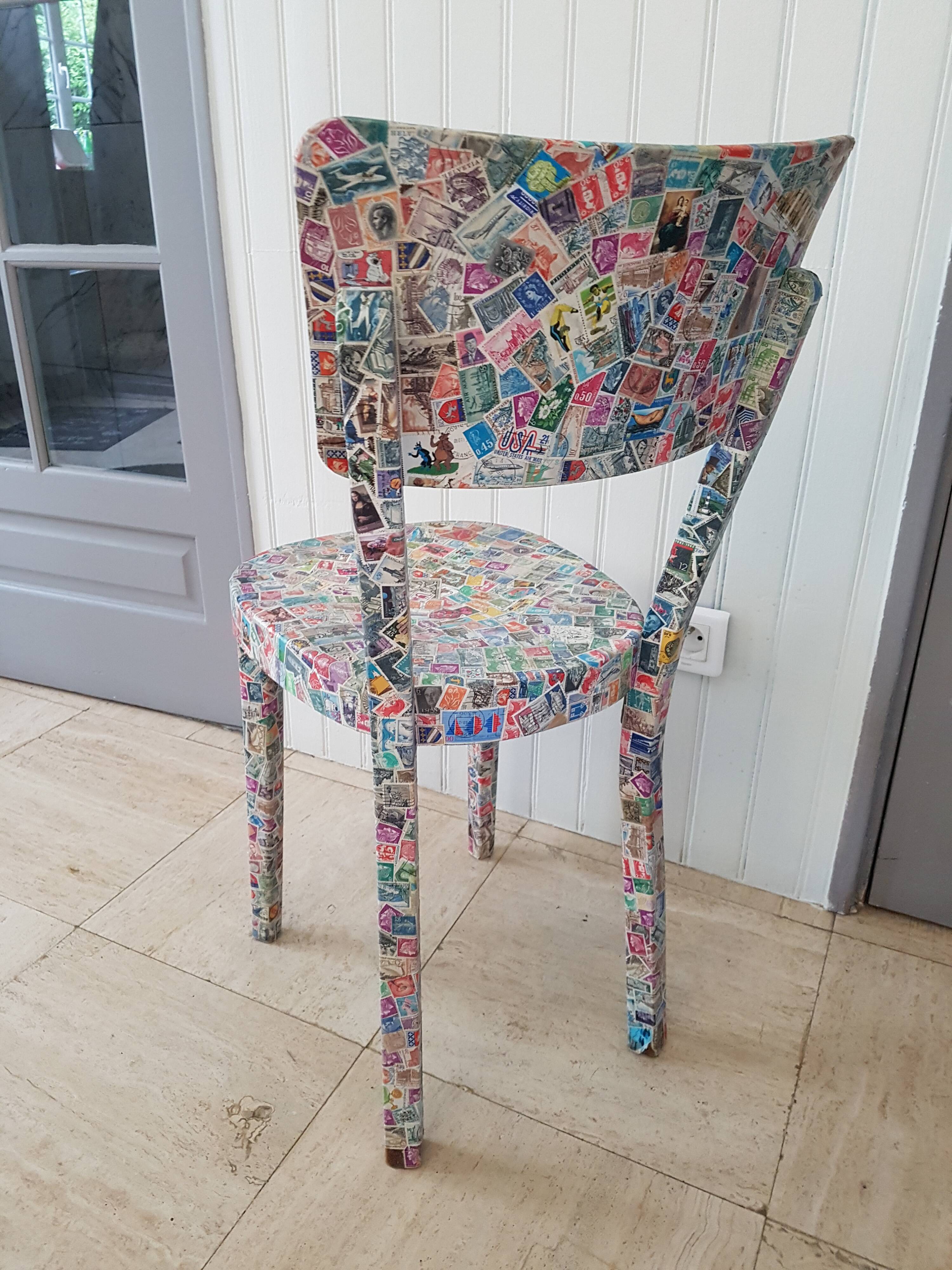 Chaise timbrée