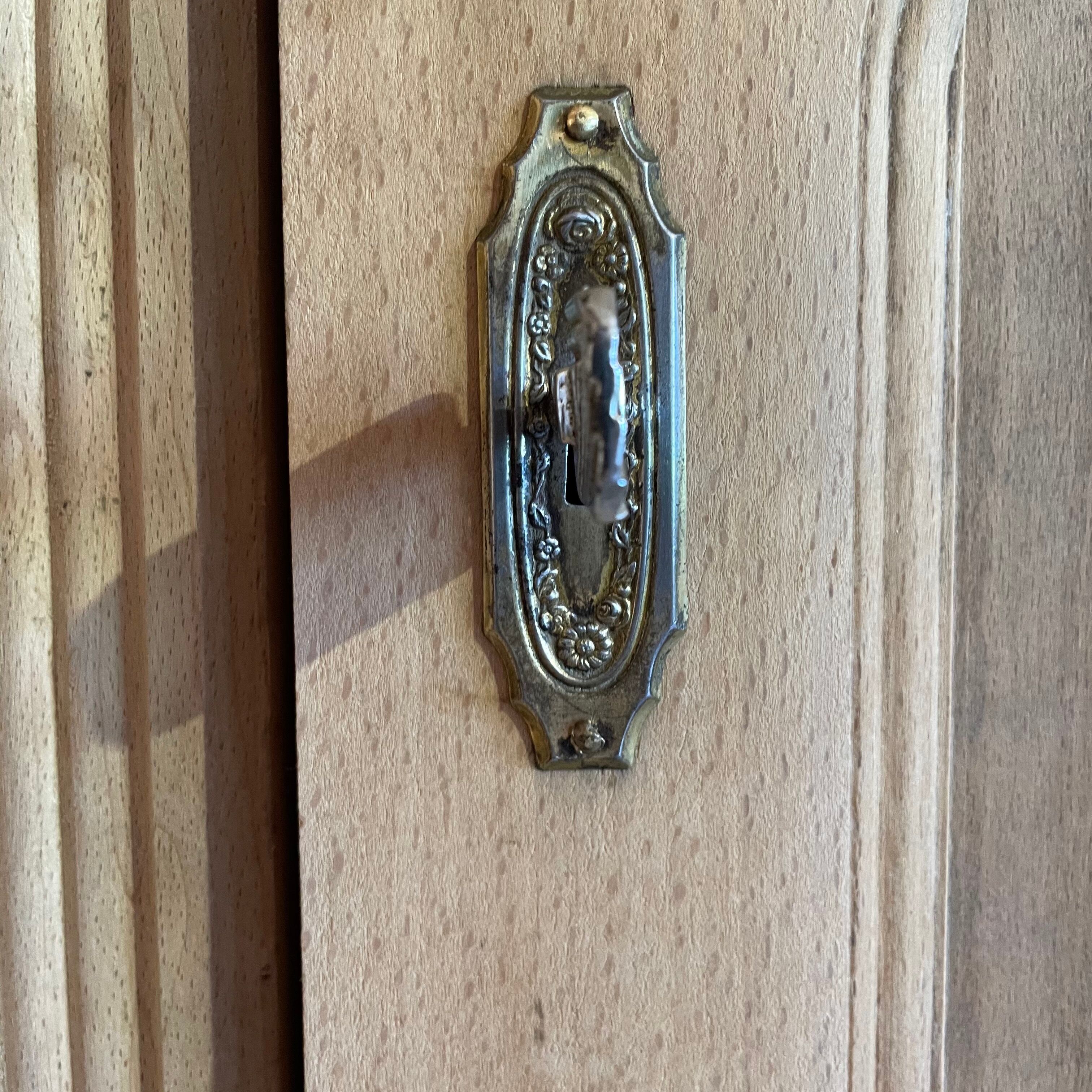Armoire parisienne vintage avec miroir