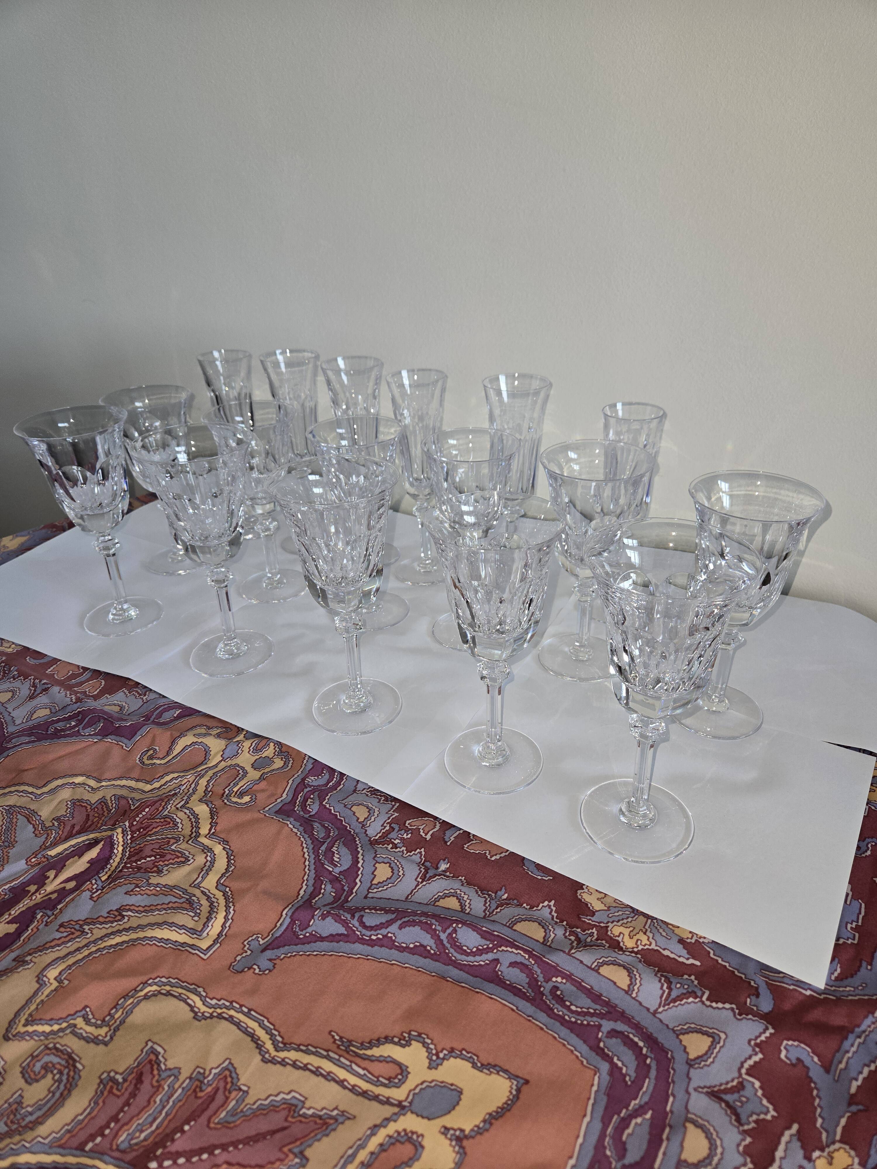 Baccarat Harcourt antique – Service of 17 crystal glasses – Very good condition