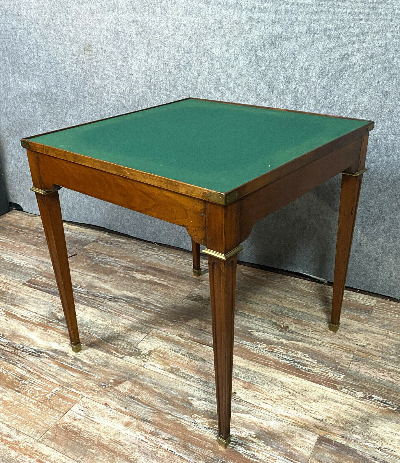 Table a jeux Louis XVI en marqueterie de bois nobles