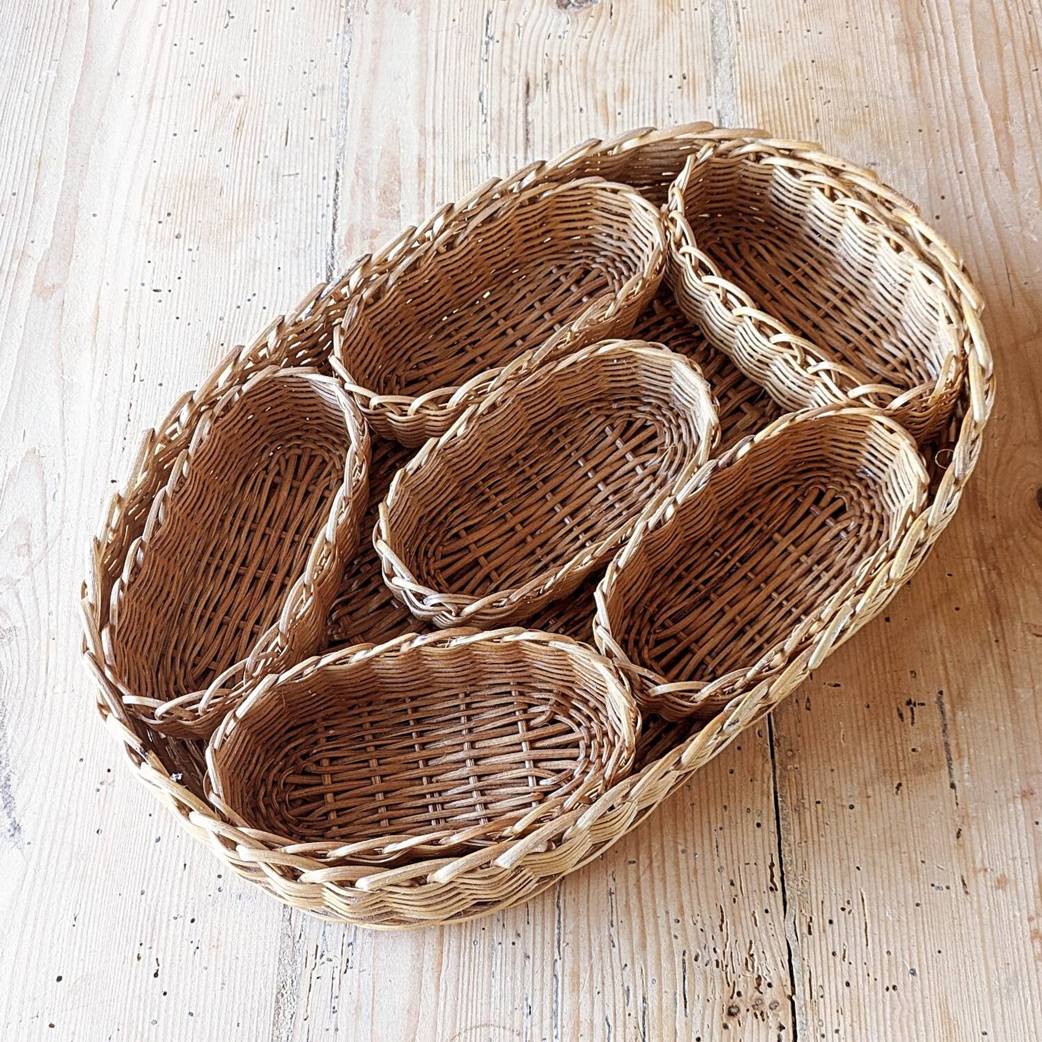 Plateau en osier et ses 6 coupelles assorties.