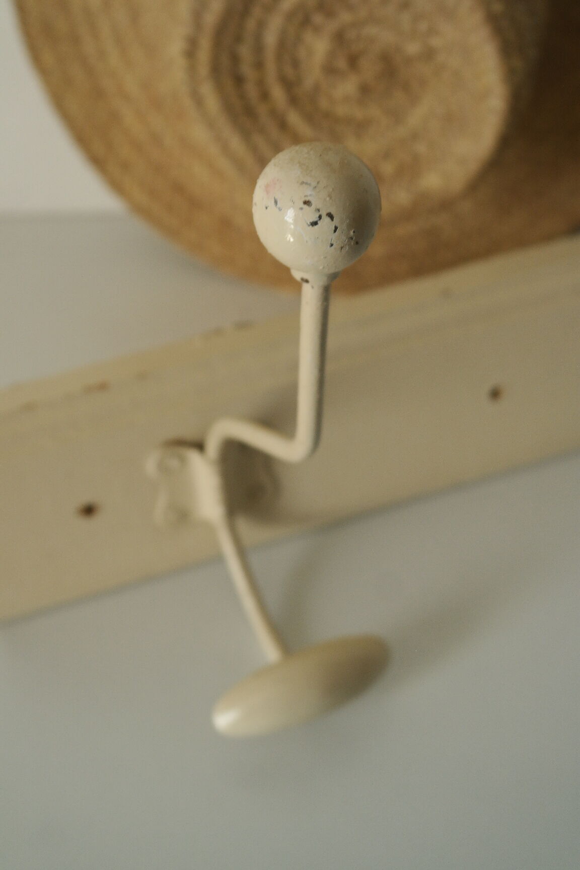 Porte manteau murale vintage bois et métal beige