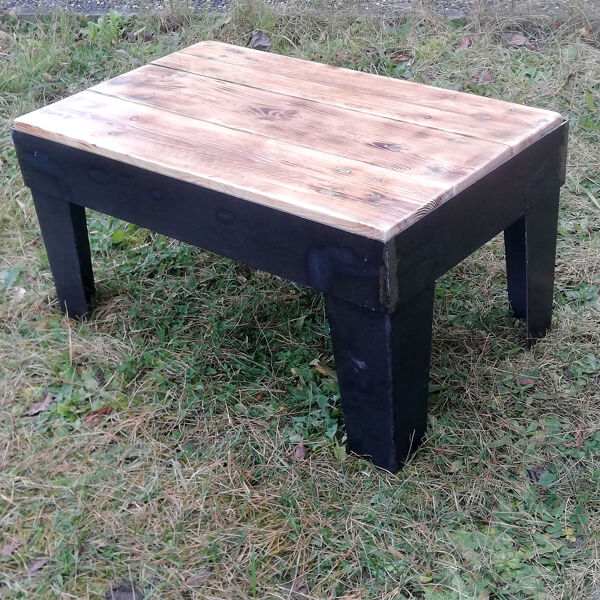 Table-basse industrielle en métal et bois