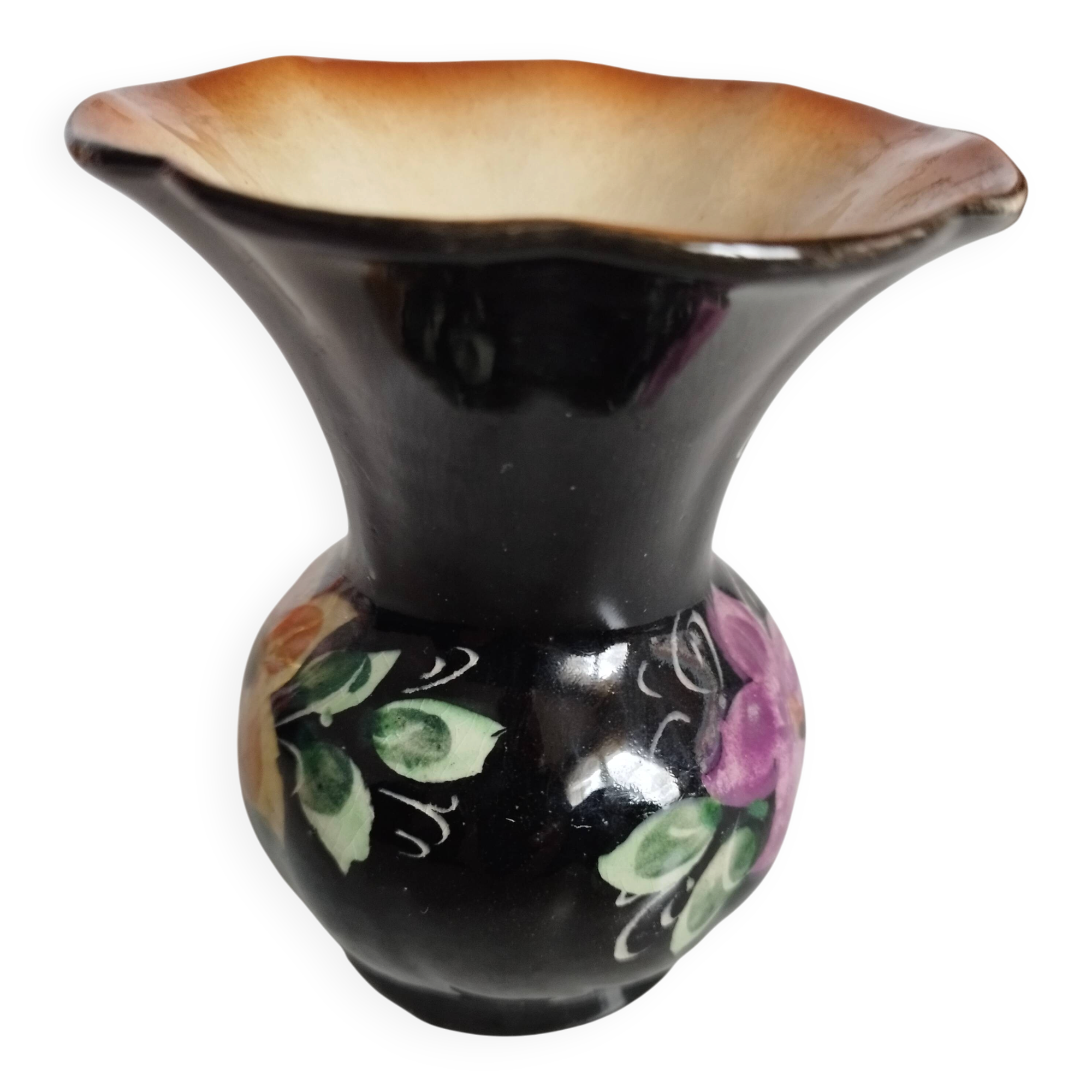 Ancient vase art decoration in ceramic, 11 cm in height.