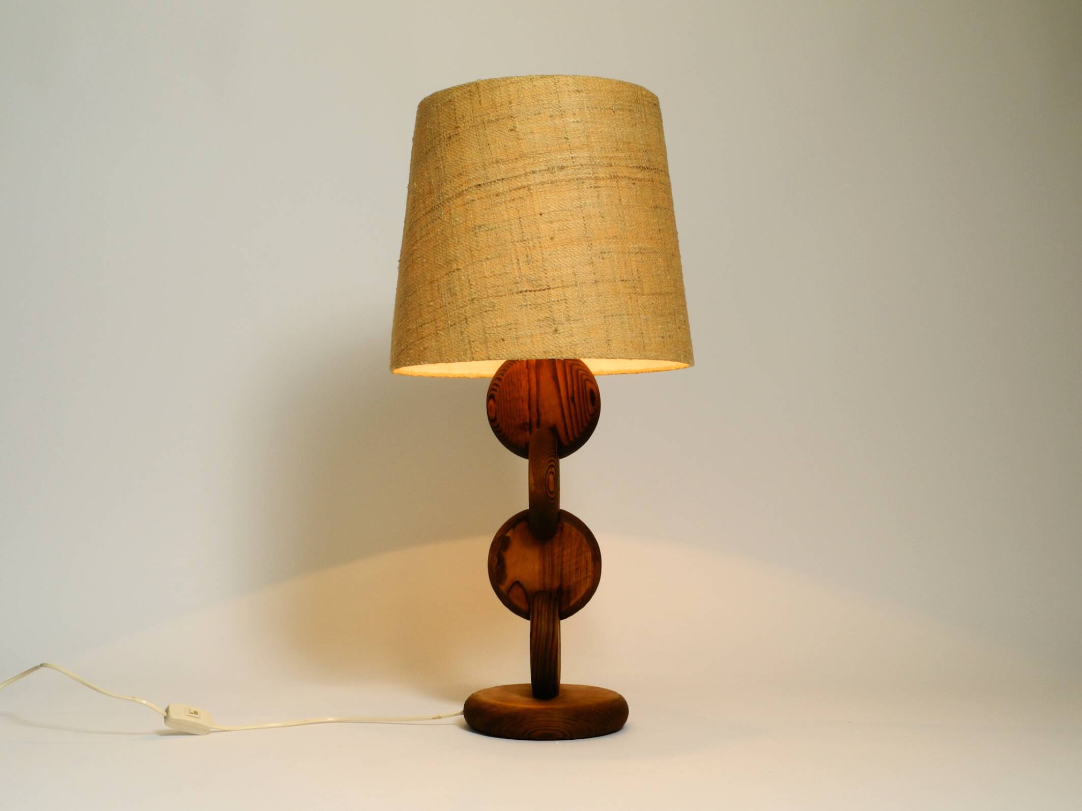 Grande lampe de table rare et magnifique des années 1960 par Temde en bois de pin.