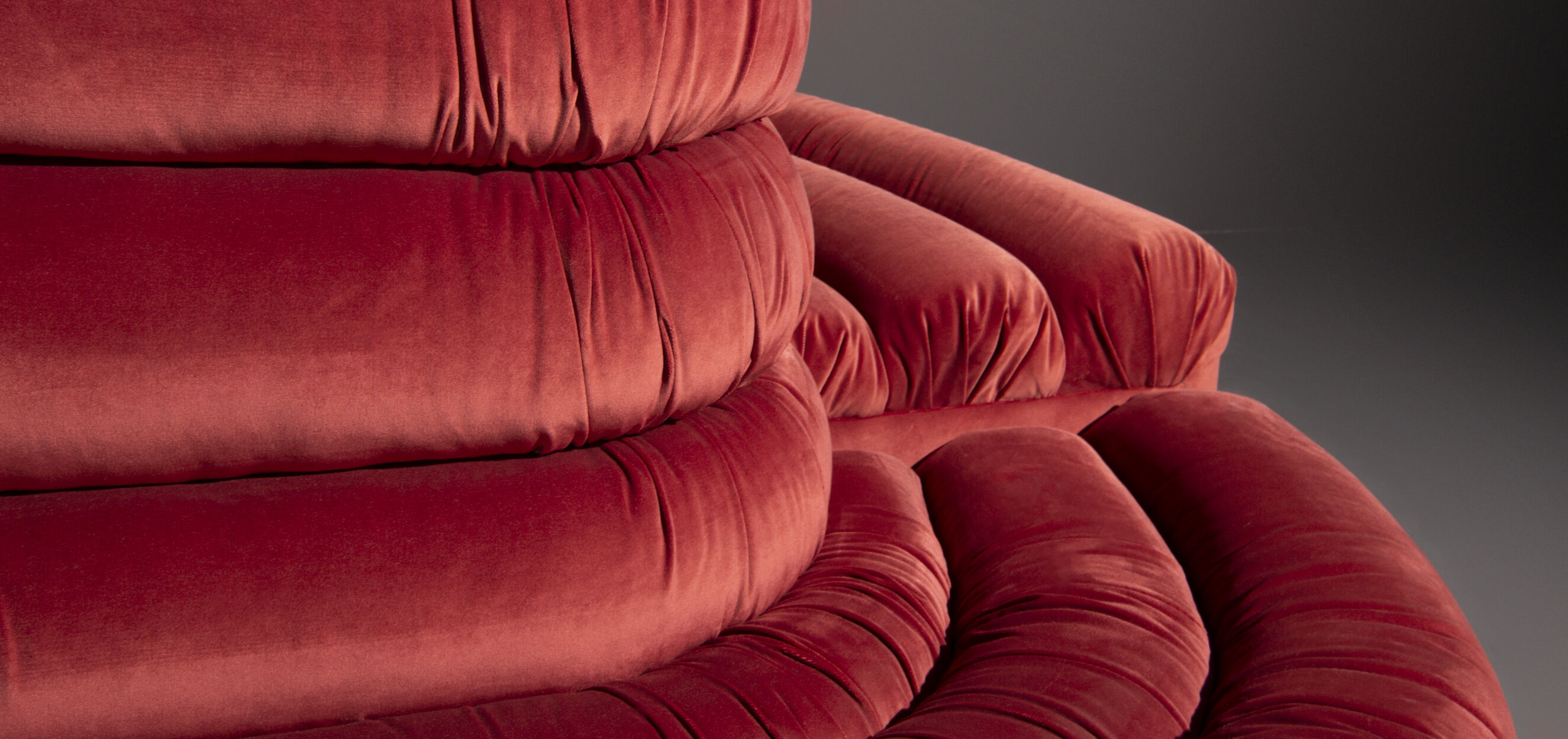 Italian design round sofa in pink velvet