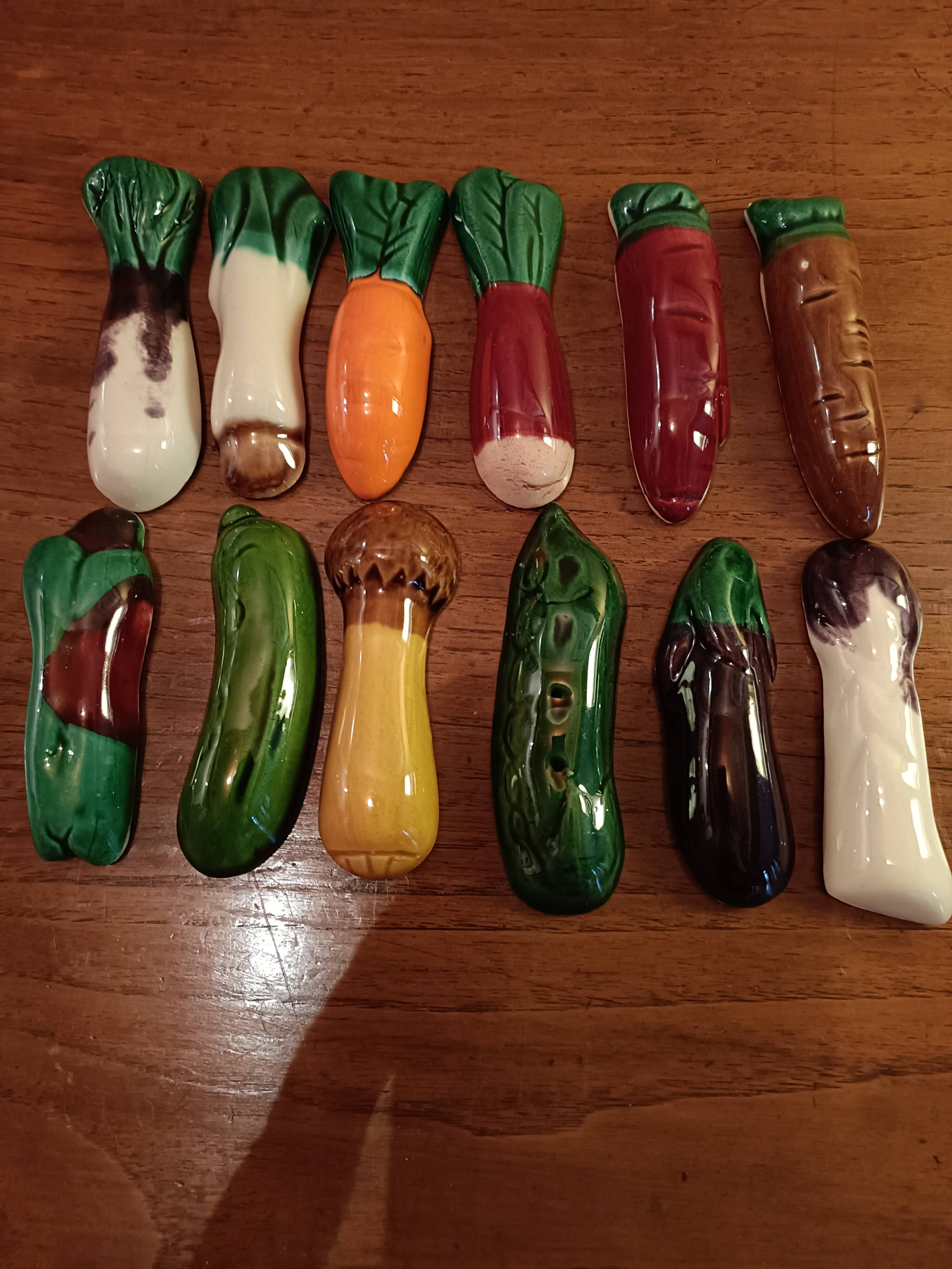 Douze porte-couteaux faïence barbotine en forme de légumes