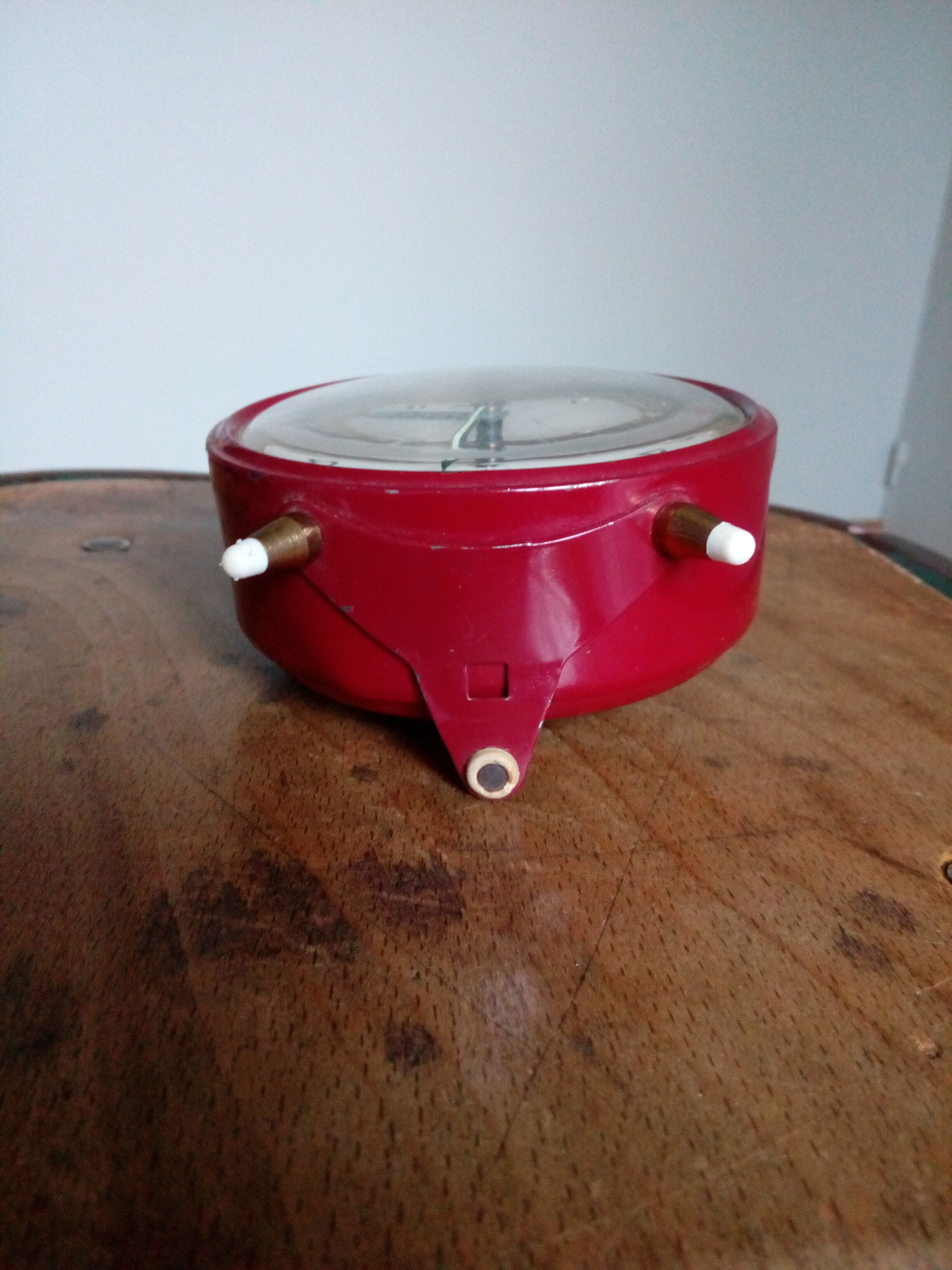 Réveil Jaz mécanique fin des années 60  rouge bordeaux et doré