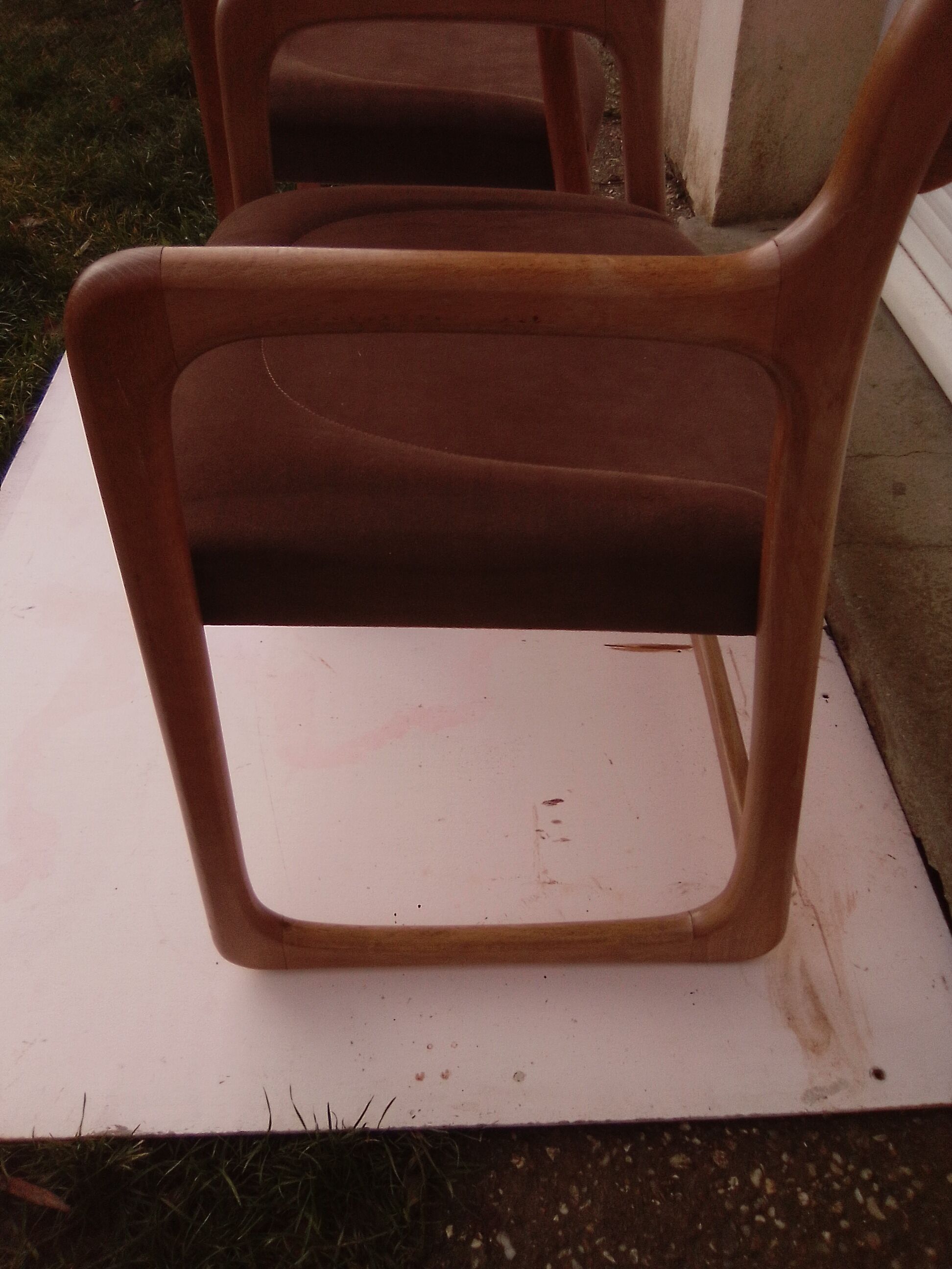 Paire de fauteuils traineau Baumann assise en velours marron