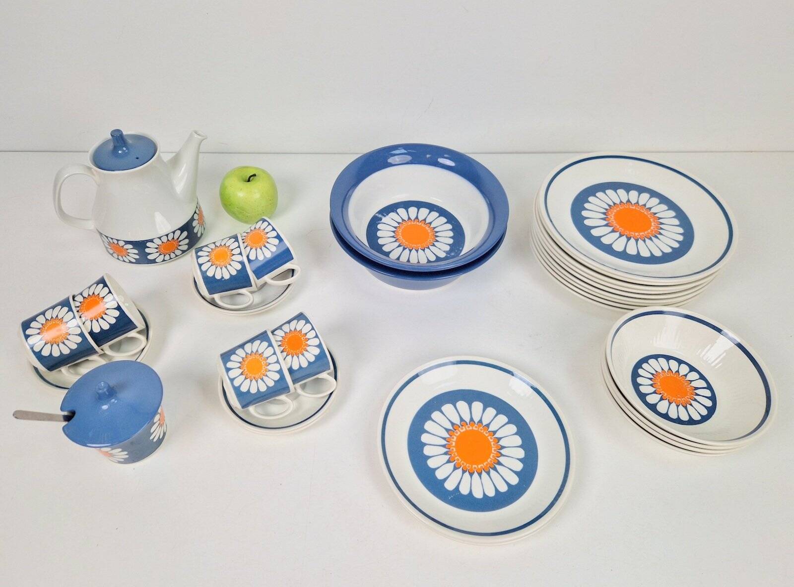 Daisy Turi Tableware from Figgjo Flint, Norway, 1960s, Set of 24