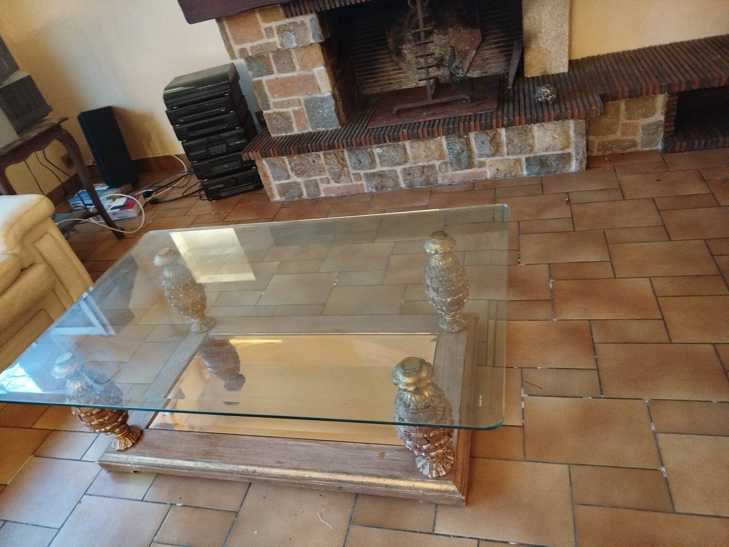 Table basse en verre biseauté , pieds ananas .