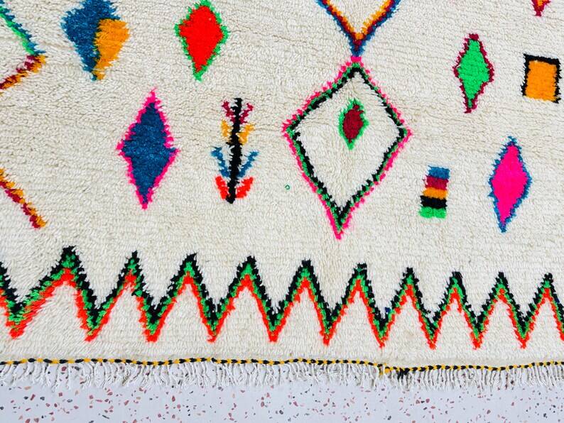 Decorated white wool rug 200cm x 300cm