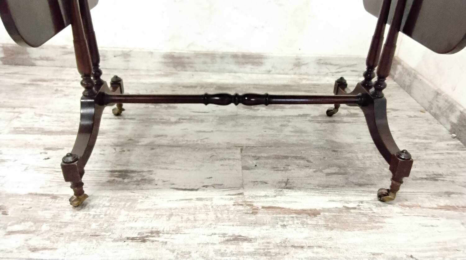 English-style coffee table with flaps