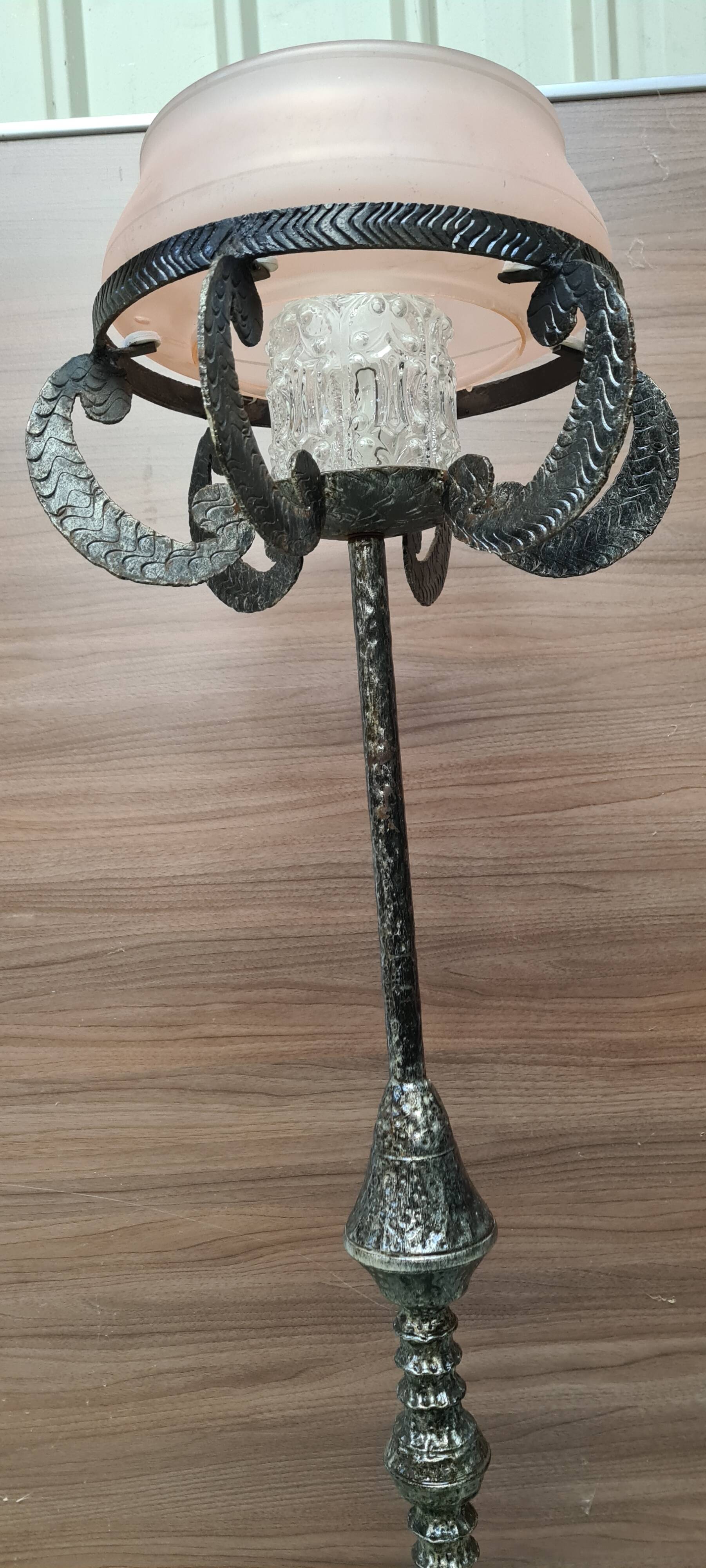 Hammered and patinated steel floor lamp, art deco style, 160cmx30 opaque pink glass and molded glass