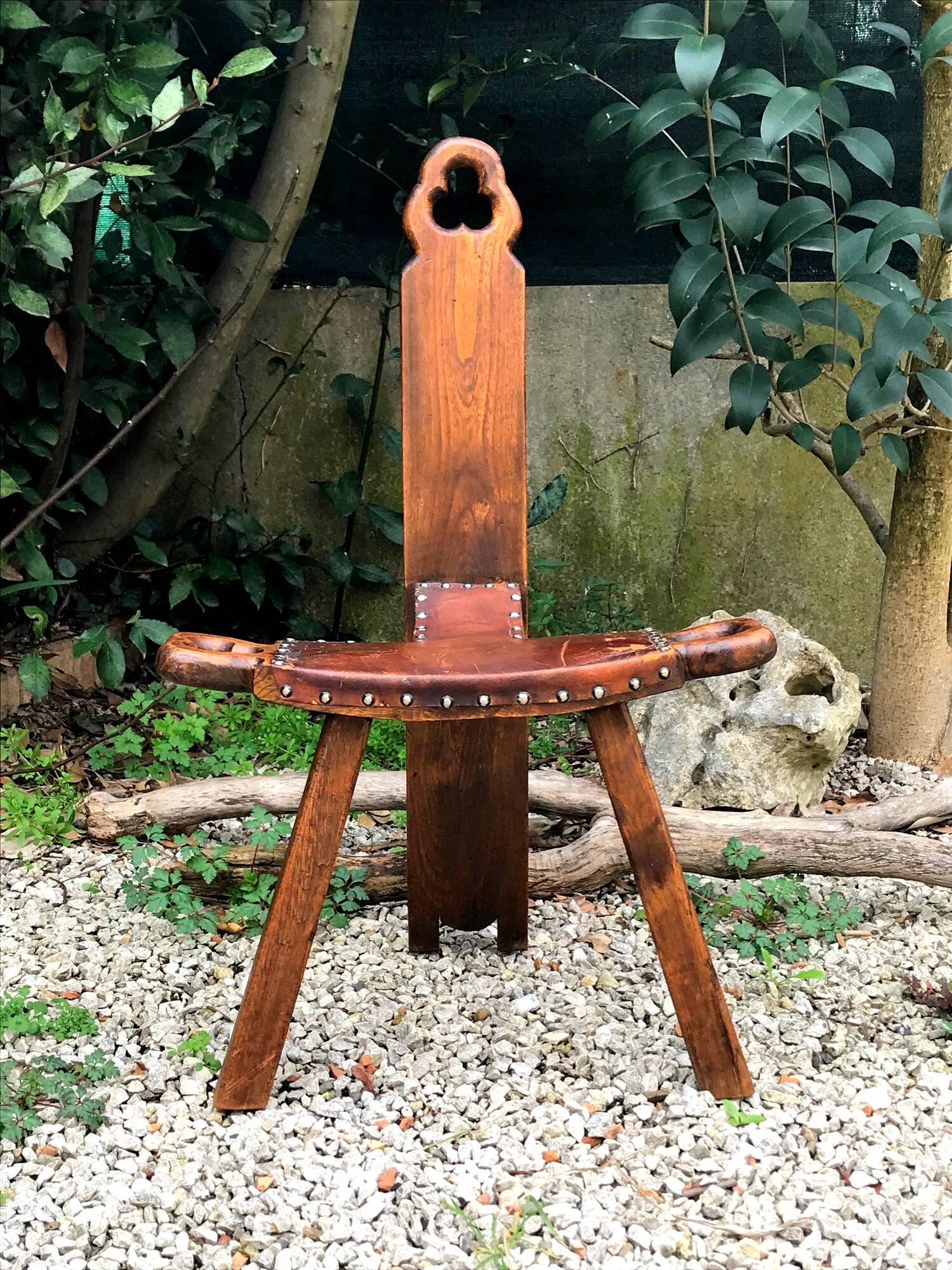 Chaise vintage tripode en bois et cuir années 60