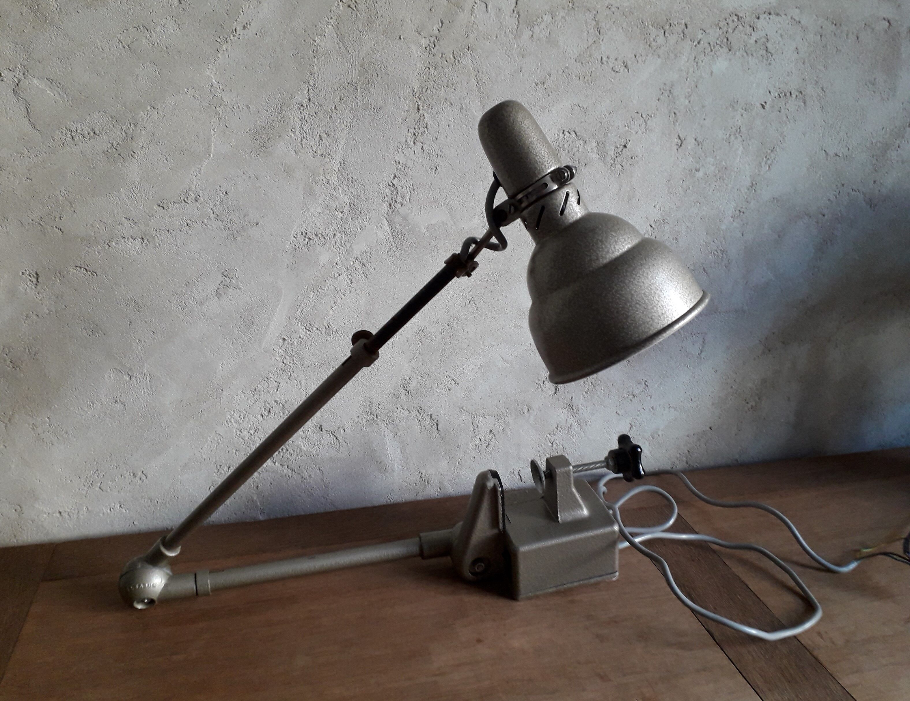 Lumina articulated and telescopic workshop lamp