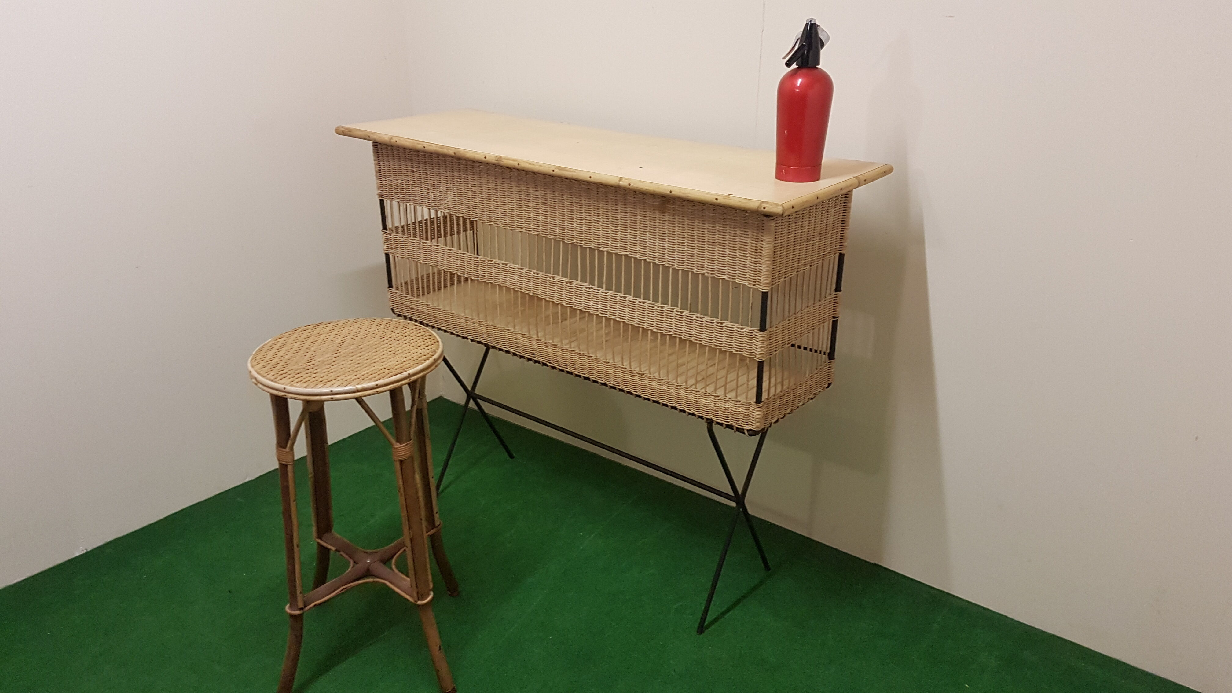 Rattan bar