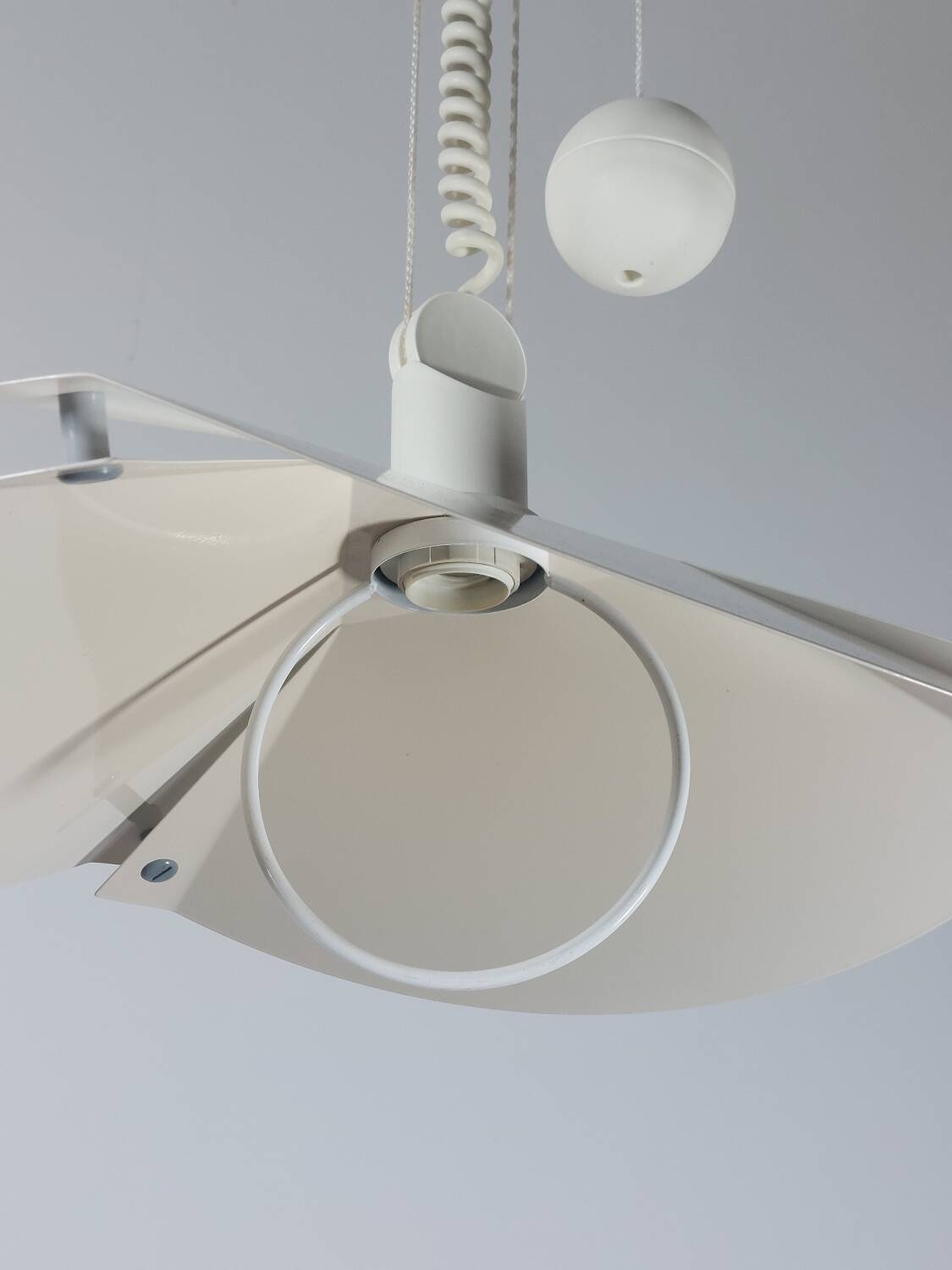 Suspension design vintage, style années 80.