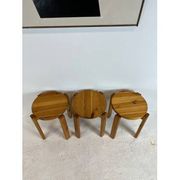 Trio de tabourets en pin massif, années 70
