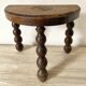 Tabouret tripode en bois sculpté, assise demi lune