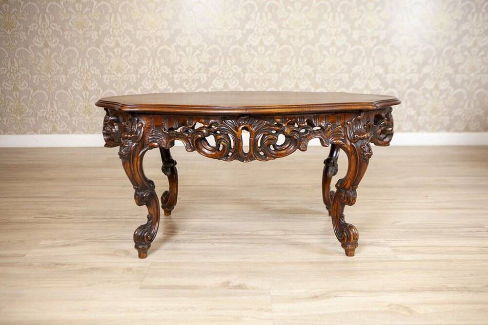 Table basse vintage en bois brun avec un tablier sculpté, années 1940.