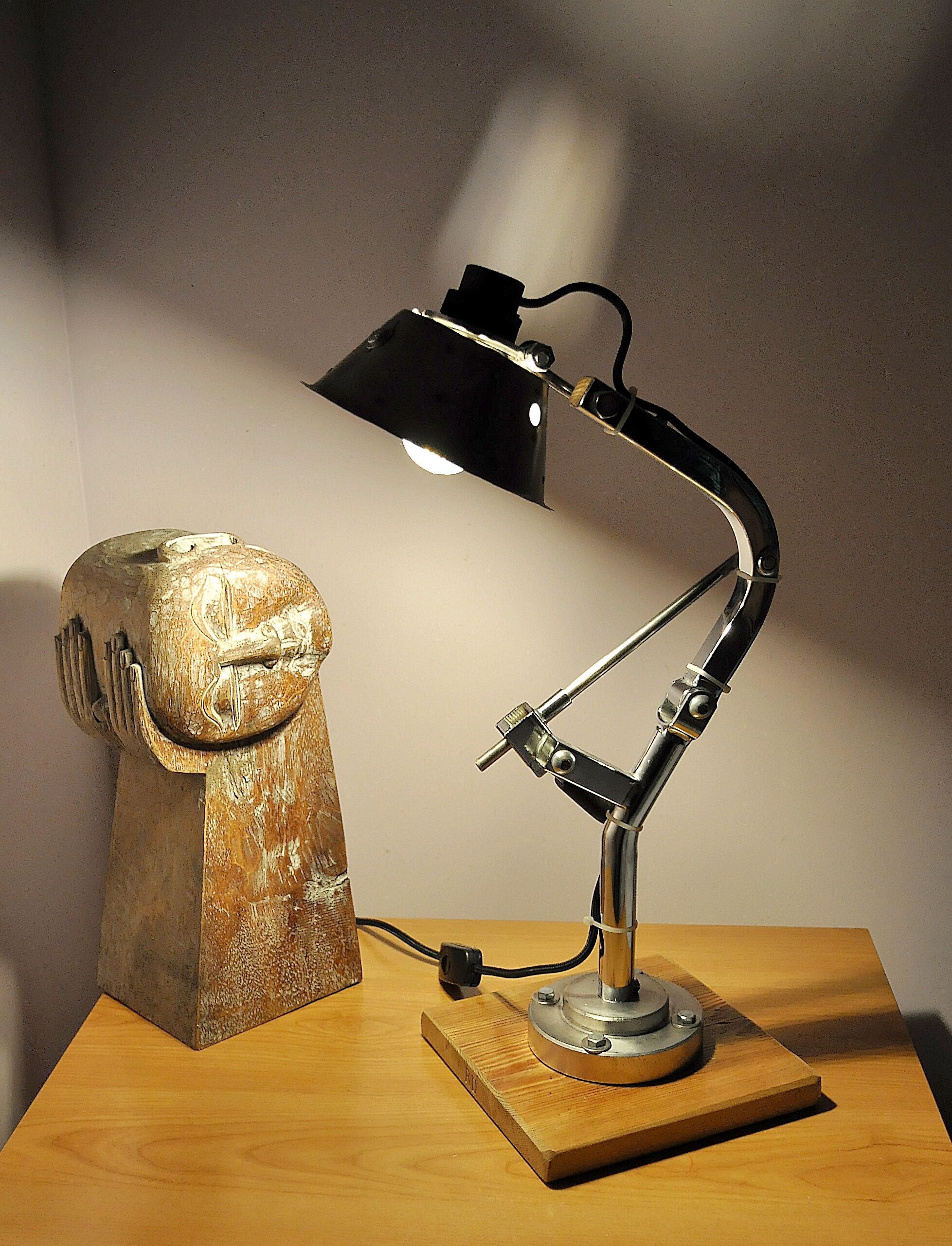 Lampe articulée et pivotante industrielle