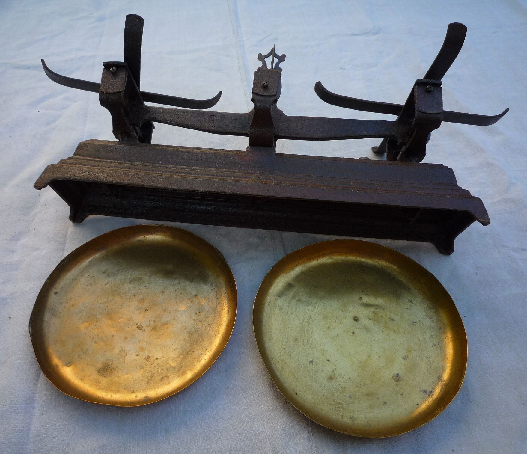 Balance ancienne plateaux en cuivre