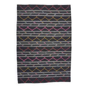 Tapis kilim turc à rayures grises et noires